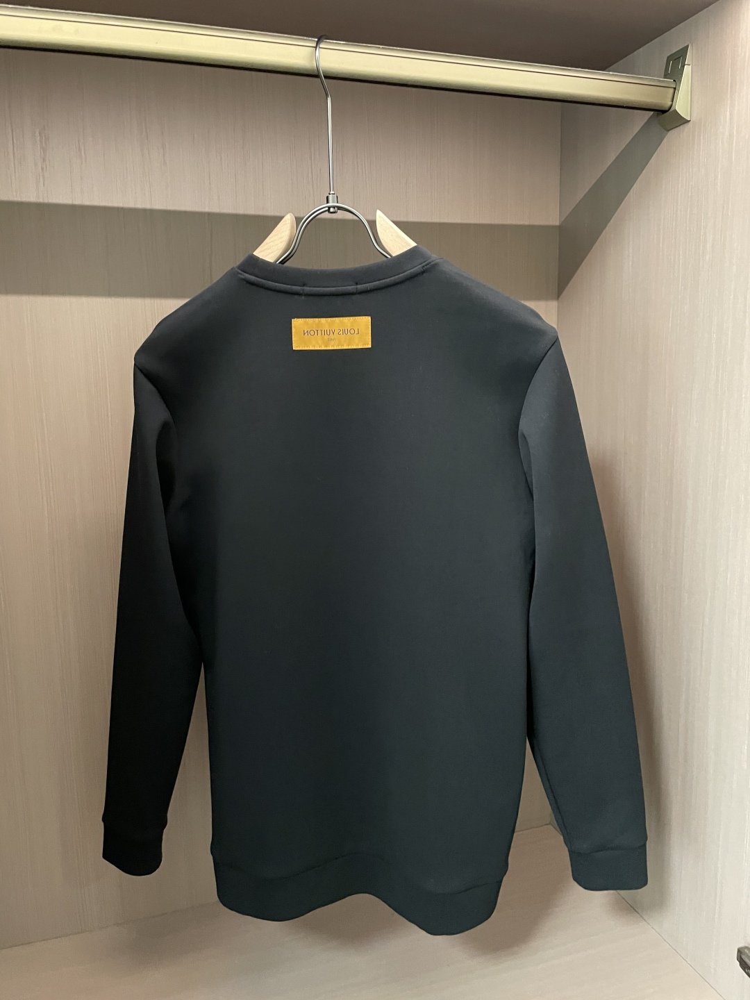 Lv 圆领套头卫衣；经典套头男女同款，简约大气系列单品，低调奢华大气百搭款！卫衣选用客供100%高克重棉