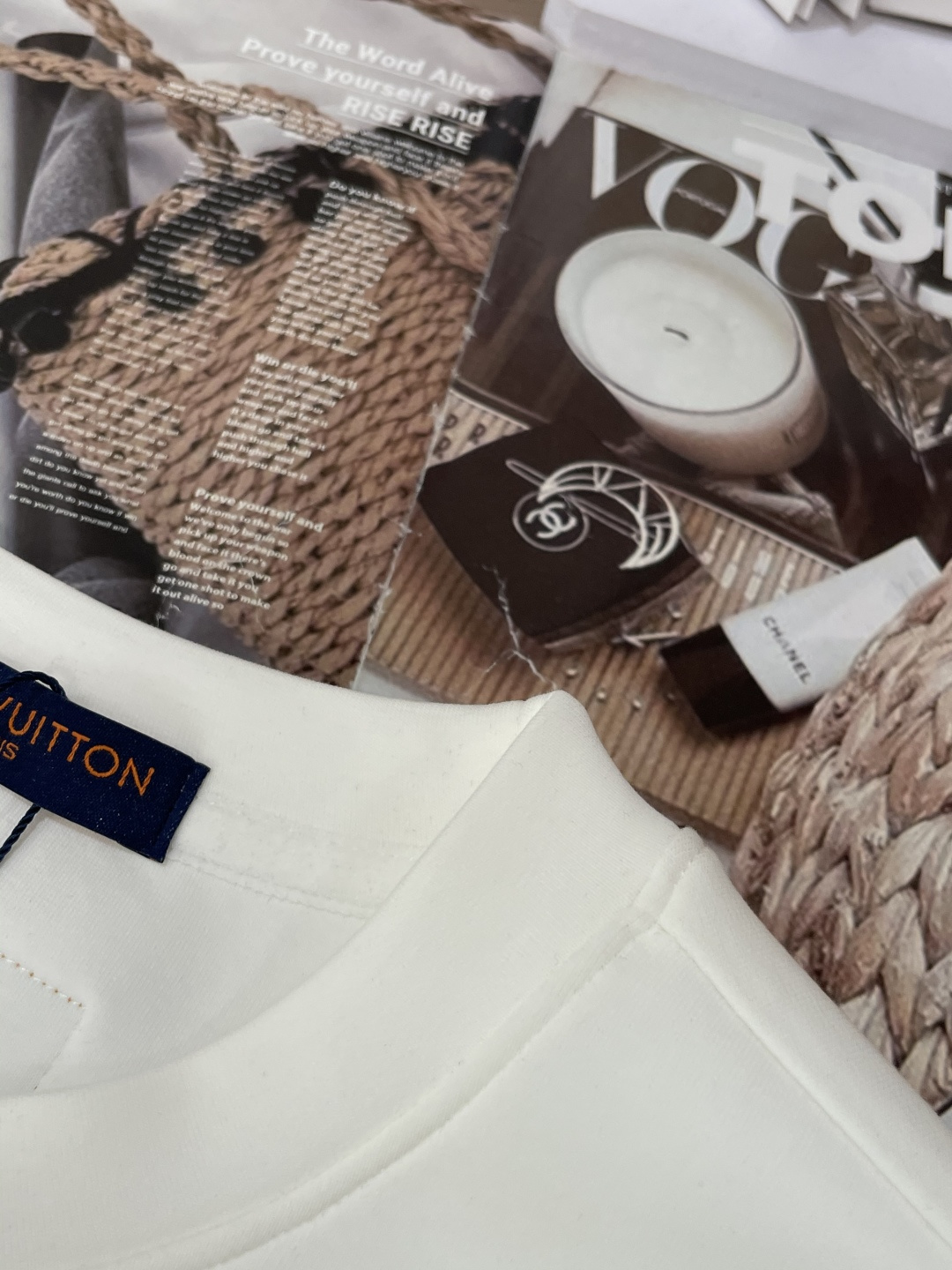 Lv 圆领套头卫衣；经典套头男女同款，简约大气系列单品，低调奢华大气百搭款！卫衣选用客供100%高克重棉