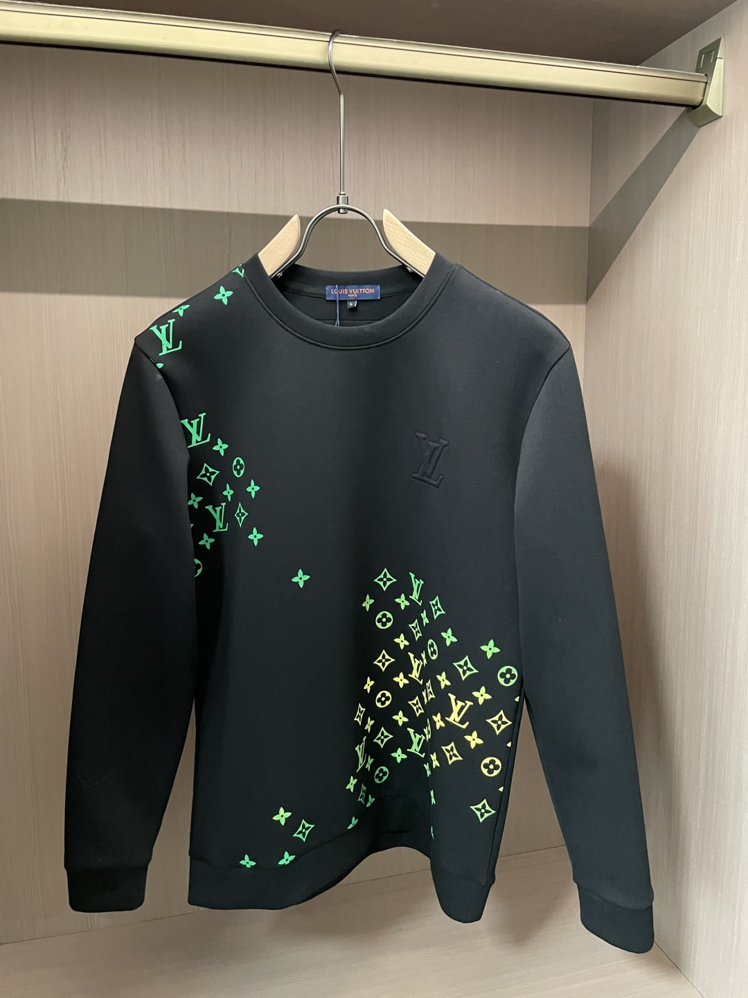 Lv 圆领套头卫衣；经典套头男女同款，简约大气系列单品，低调奢华大气百搭款！卫衣选用客供100%高克重棉