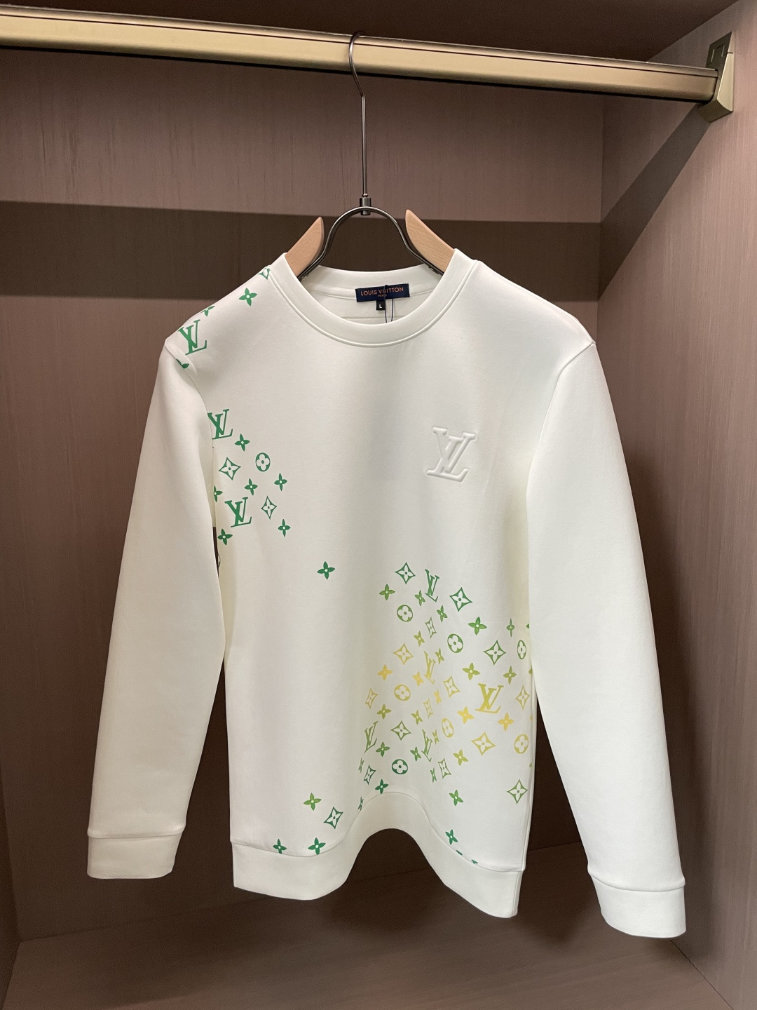 NO:682354,LV round neck pullover sweatshirt; classic pullover for men and women, simple and elegant series of items, low-key, luxurious and versatile!  The sweatshirt is made of high-weight cotton fabrics supplied by customers. The lining is tight and very skin-friendly. It is arranged in an orderly manner. It feels super soft, delicate and comfortable, and the fabric texture is top-notch!  Low-key and highly recognizable, it highlights the brand’s unique fashion charm!  The upper body is a standard unisex style, which is super versatile and easy to wear. It can be easily worn by both men and women, creating the most simple and popular mainstream size. M-XXXXL, Louis Vuitton, hoodie, sweatshirts,19860909Lv 圆领套头卫衣；经典套头男女同款,简约大气系列单品,低调奢华大气百搭款！ 卫衣选用客供高克重棉质面料精制而成,内里紧密且既极具亲肤感的,井然有序的排列着,手感超级柔软细腻舒适,面料质感堪称顶级！低调且辨识度十足,彰显品牌独有的时尚魅力值！版型上身标准中性的款式,超级百搭好穿,男女都可轻松上身演绎,打造出最简约流行的主流 尺码M-XXXXL,,louis vuitton,hoodie,sweatshirts,,Men's clothing