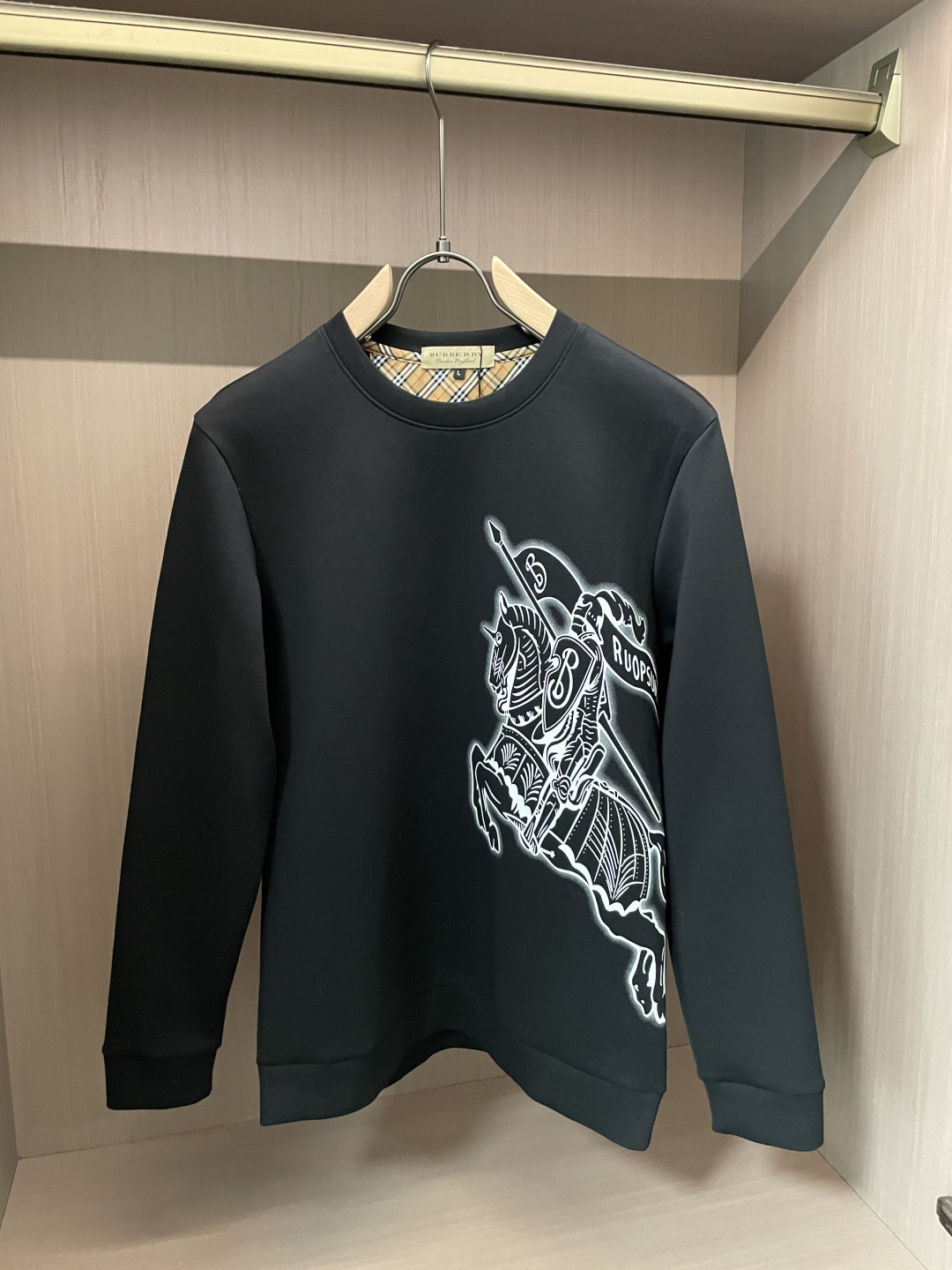 NO:682360,Bur round neck pullover sweatshirt; classic pullover for men and women, simple and elegant series of items, low-key, luxurious and versatile!  The sweatshirt is made of high-weight cotton fabrics supplied by customers. The lining is tight and very skin-friendly. It is arranged in an orderly manner. It feels super soft, delicate and comfortable, and the fabric texture is top-notch!  Low-key and highly recognizable, it highlights the brand’s unique fashion charm!  The upper body is a standard unisex style, which is super versatile and easy to wear. It can be easily worn by both men and women, creating the most simple and popular mainstream size. M-XXXXL, burberry, hoodie, sweatshirts,19860909Bur 圆领套头卫衣；经典套头男女同款,简约大气系列单品,低调奢华大气百搭款！ 卫衣选用客供高克重棉质面料精制而成,内里紧密且既极具亲肤感的,井然有序的排列着,手感超级柔软细腻舒适,面料质感堪称顶级！低调且辨识度十足,彰显品牌独有的时尚魅力值！版型上身标准中性的款式,超级百搭好穿,男女都可轻松上身演绎,打造出最简约流行的主流 尺码M-XXXXL,,burberry,hoodie,sweatshirts,,Men's clothing