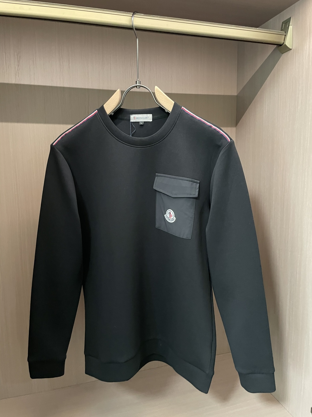 NO:682362,Men's round neck pullover sweatshirt; classic pullover for men and women, simple and elegant series of items, low-key, luxurious and versatile!  The sweatshirt is made of high-weight cotton fabrics supplied by customers. The lining is tight and very skin-friendly. It is arranged in an orderly manner. It feels super soft, delicate and comfortable, and the fabric texture is top-notch!  Low-key and highly recognizable, it highlights the brand’s unique fashion charm!  The upper body is a standard unisex style, which is super versatile and easy to wear. It can be easily worn by both men and women, creating the most simple and popular mainstream size. M-XXXXL, Moncler, hoodie, sweatshirts,19860909蒙口 圆领套头卫衣；经典套头男女同款,简约大气系列单品,低调奢华大气百搭款！ 卫衣选用客供高克重棉质面料精制而成,内里紧密且既极具亲肤感的,井然有序的排列着,手感超级柔软细腻舒适,面料质感堪称顶级！低调且辨识度十足,彰显品牌独有的时尚魅力值！版型上身标准中性的款式,超级百搭好穿,男女都可轻松上身演绎,打造出最简约流行的主流 尺码M-XXXXL,,Moncler,hoodie,sweatshirts,,Men's clothing