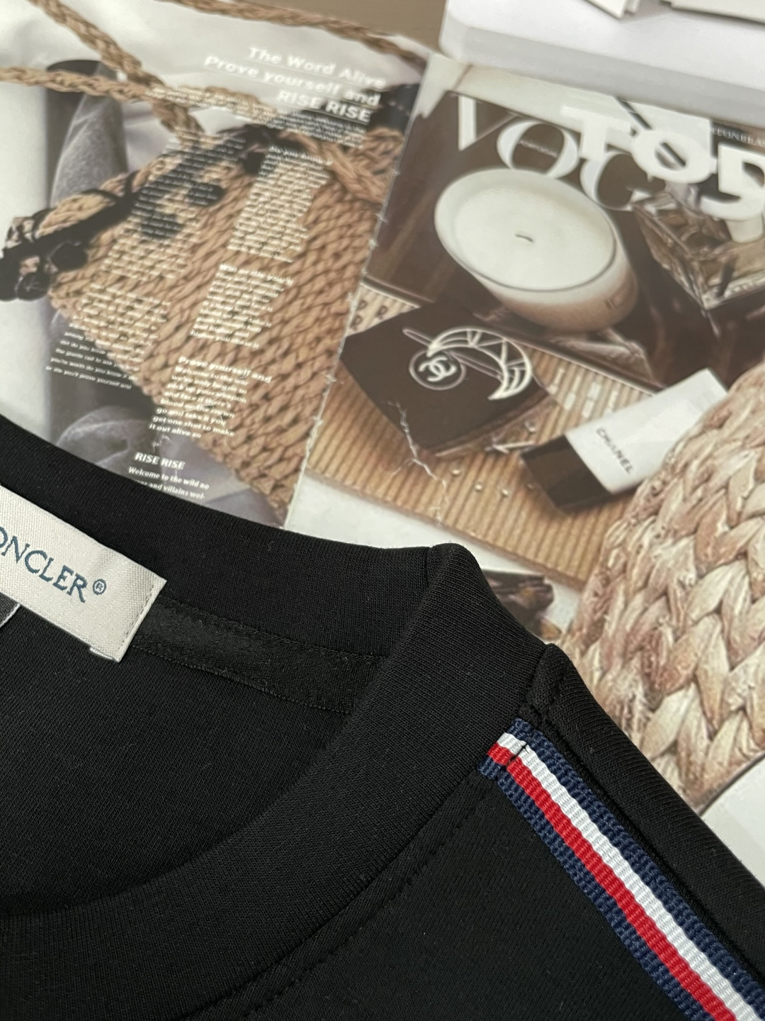 蒙口 圆领套头卫衣；经典套头男女同款，简约大气系列单品，低调奢华大气百搭款！卫衣选用客供100%高克重棉