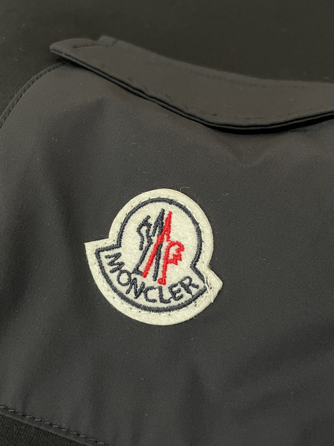 蒙口 圆领套头卫衣；经典套头男女同款，简约大气系列单品，低调奢华大气百搭款！卫衣选用客供100%高克重棉