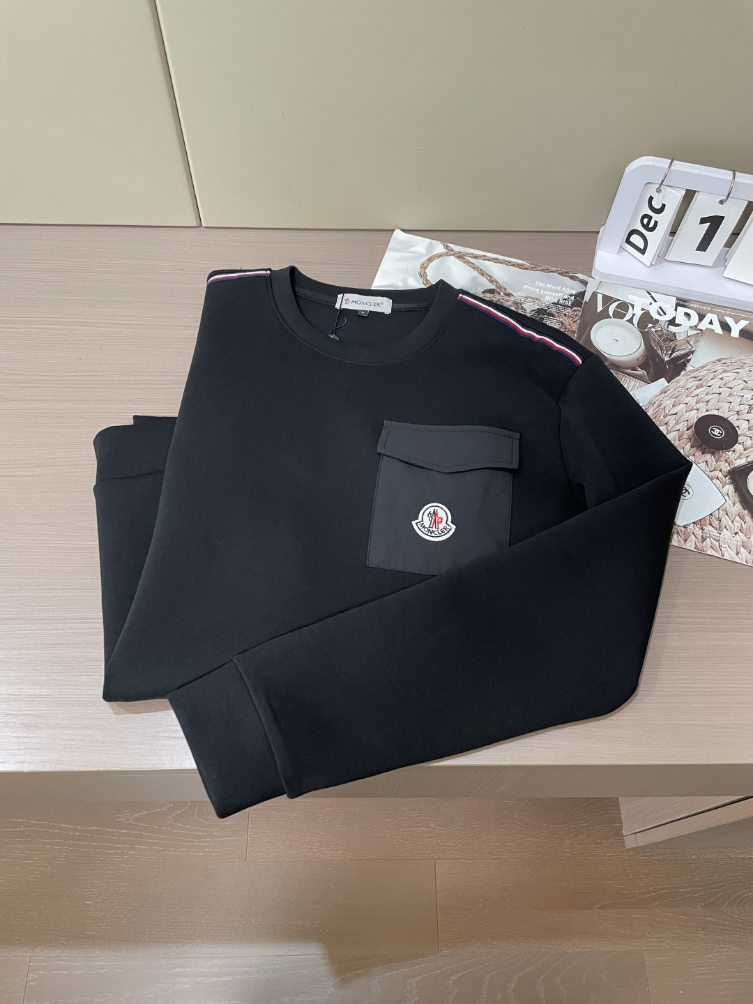 蒙口 圆领套头卫衣；经典套头男女同款，简约大气系列单品，低调奢华大气百搭款！卫衣选用客供100%高克重棉