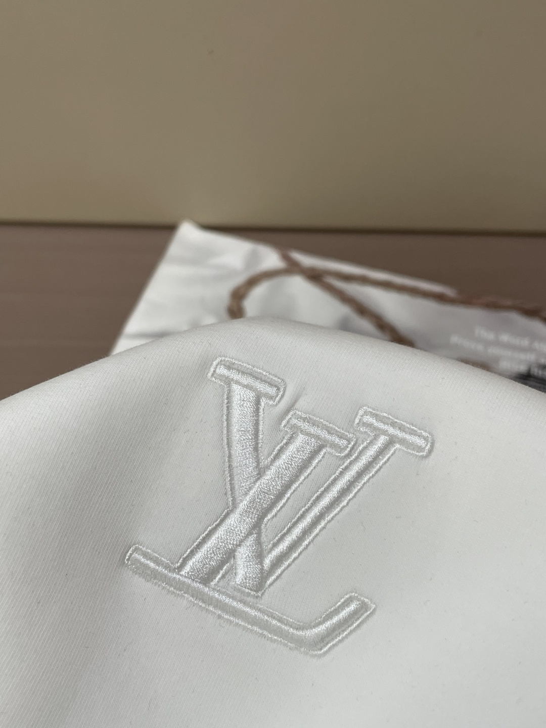 Lv 圆领套头卫衣；经典套头男女同款，简约大气系列单品，低调奢华大气百搭款！卫衣选用客供100%高克重棉