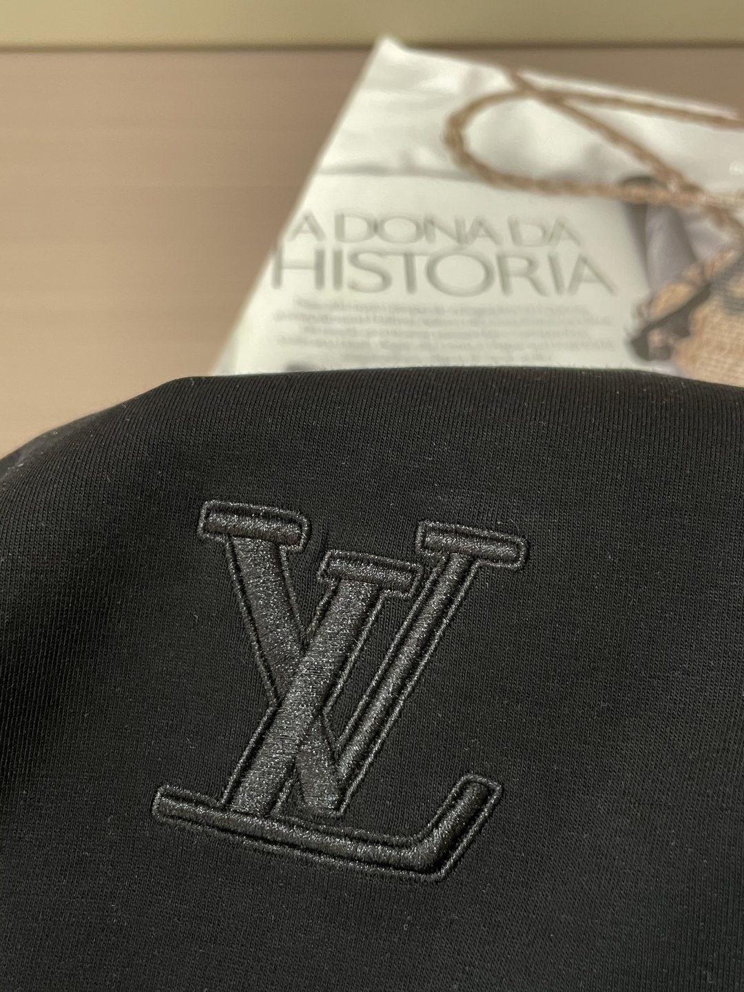 Lv 圆领套头卫衣；经典套头男女同款，简约大气系列单品，低调奢华大气百搭款！卫衣选用客供100%高克重棉