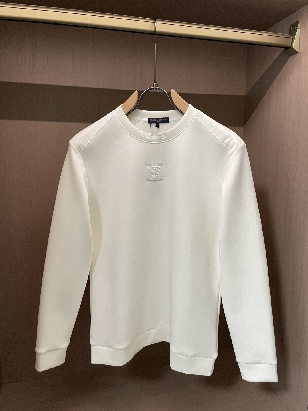 Lv 圆领套头卫衣；经典套头男女同款，简约大气系列单品，低调奢华大气百搭款！卫衣选用客供100%高克重棉