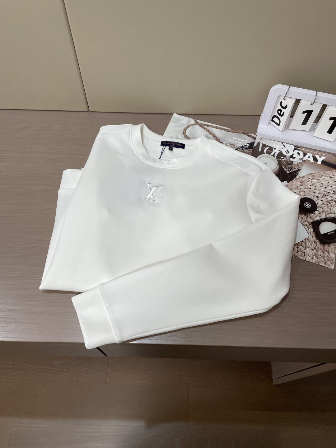 Lv 圆领套头卫衣；经典套头男女同款，简约大气系列单品，低调奢华大气百搭款！卫衣选用客供100%高克重棉