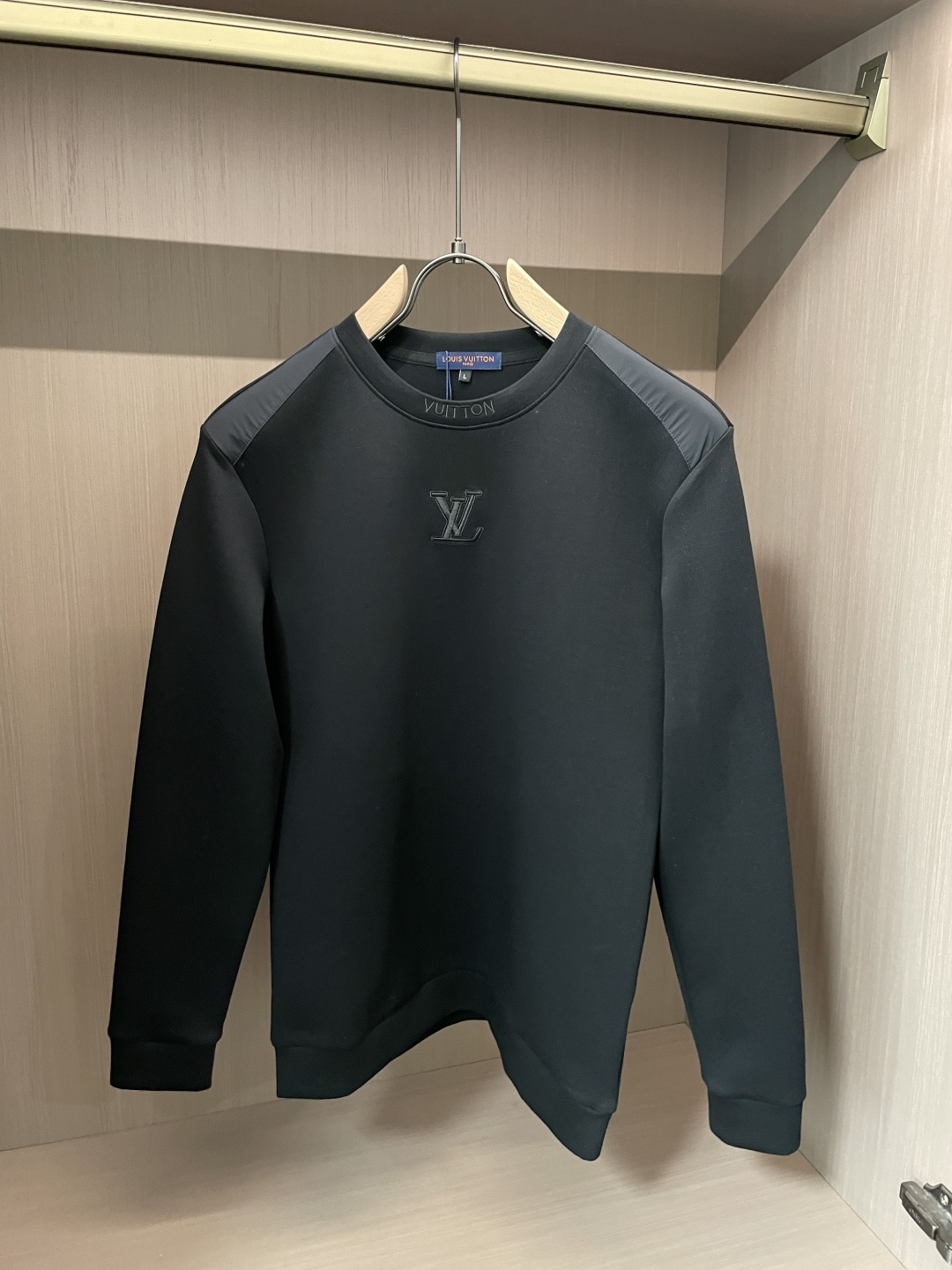 Lv 圆领套头卫衣；经典套头男女同款，简约大气系列单品，低调奢华大气百搭款！卫衣选用客供100%高克重棉