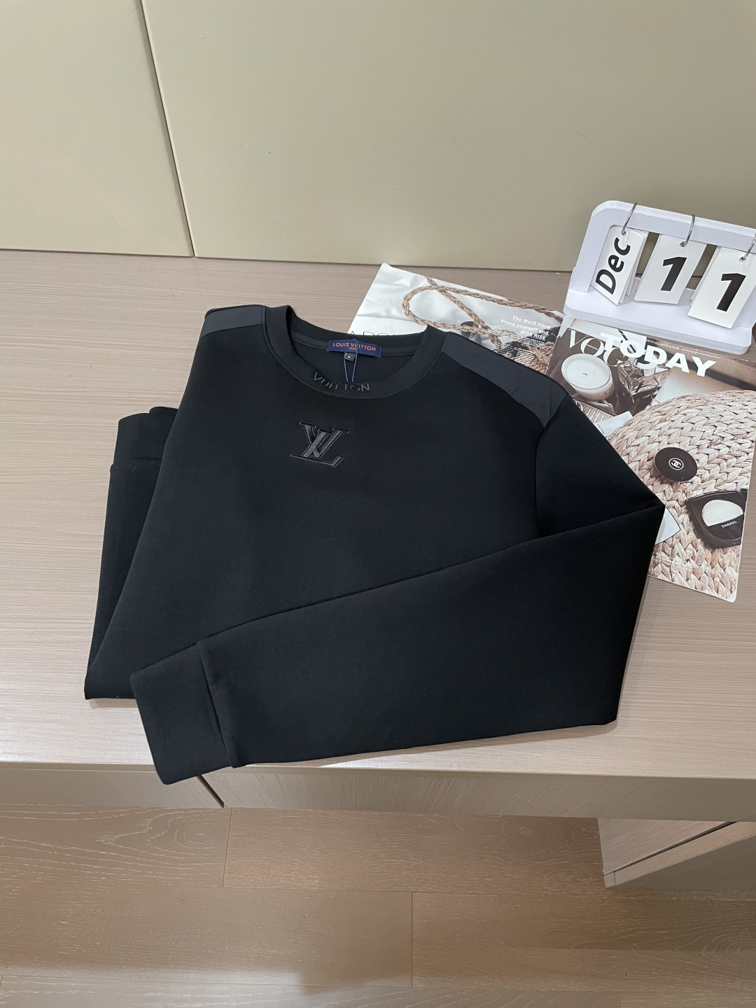 Lv 圆领套头卫衣；经典套头男女同款，简约大气系列单品，低调奢华大气百搭款！卫衣选用客供100%高克重棉
