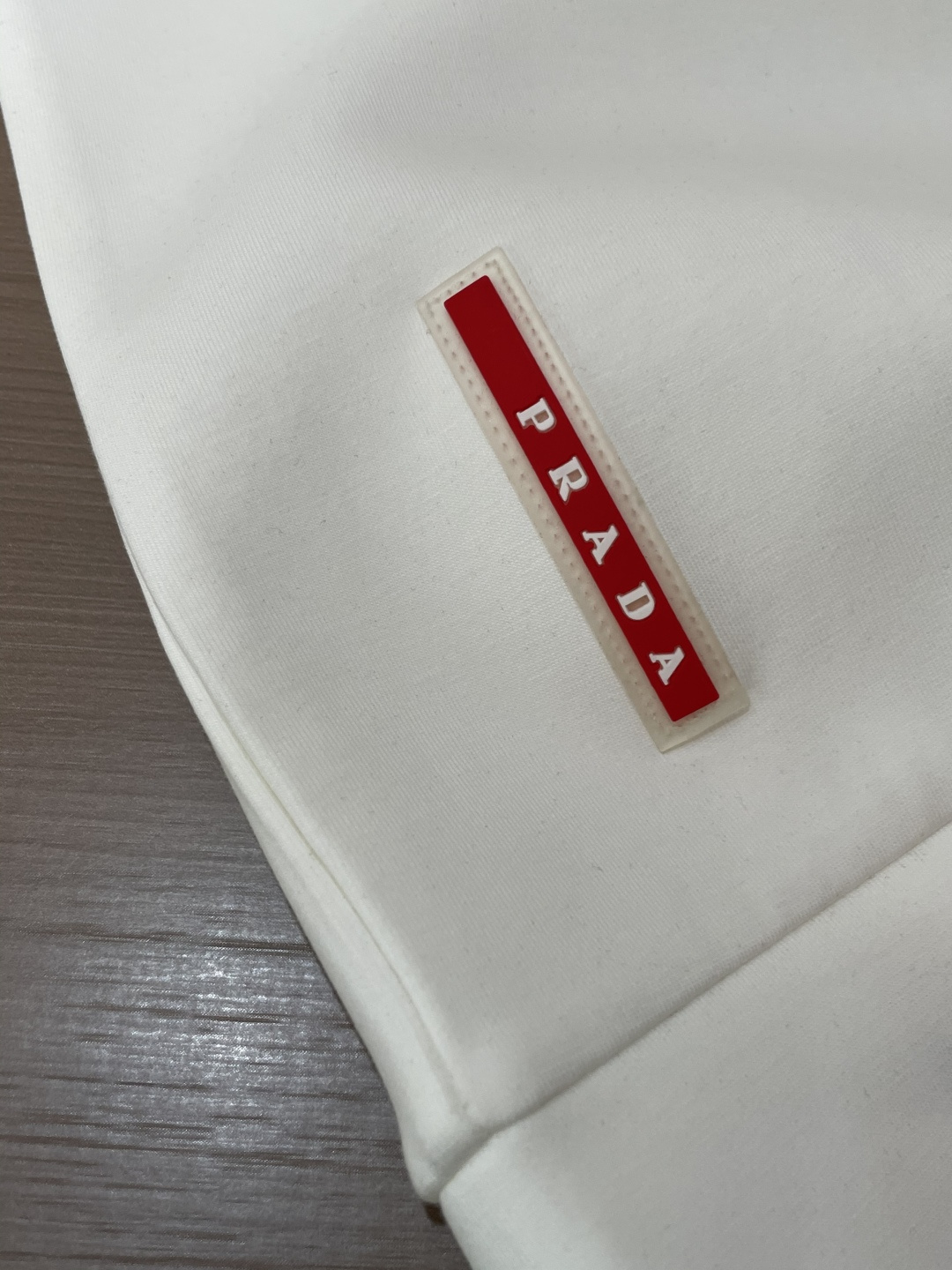 Prad 圆领套头卫衣；经典套头男女同款，简约大气系列单品，低调奢华大气百搭款！卫衣选用客供100%高克