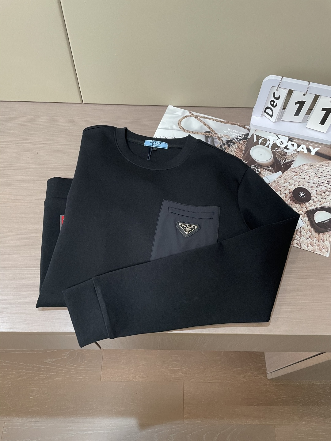 Prad 圆领套头卫衣；经典套头男女同款，简约大气系列单品，低调奢华大气百搭款！卫衣选用客供100%高克