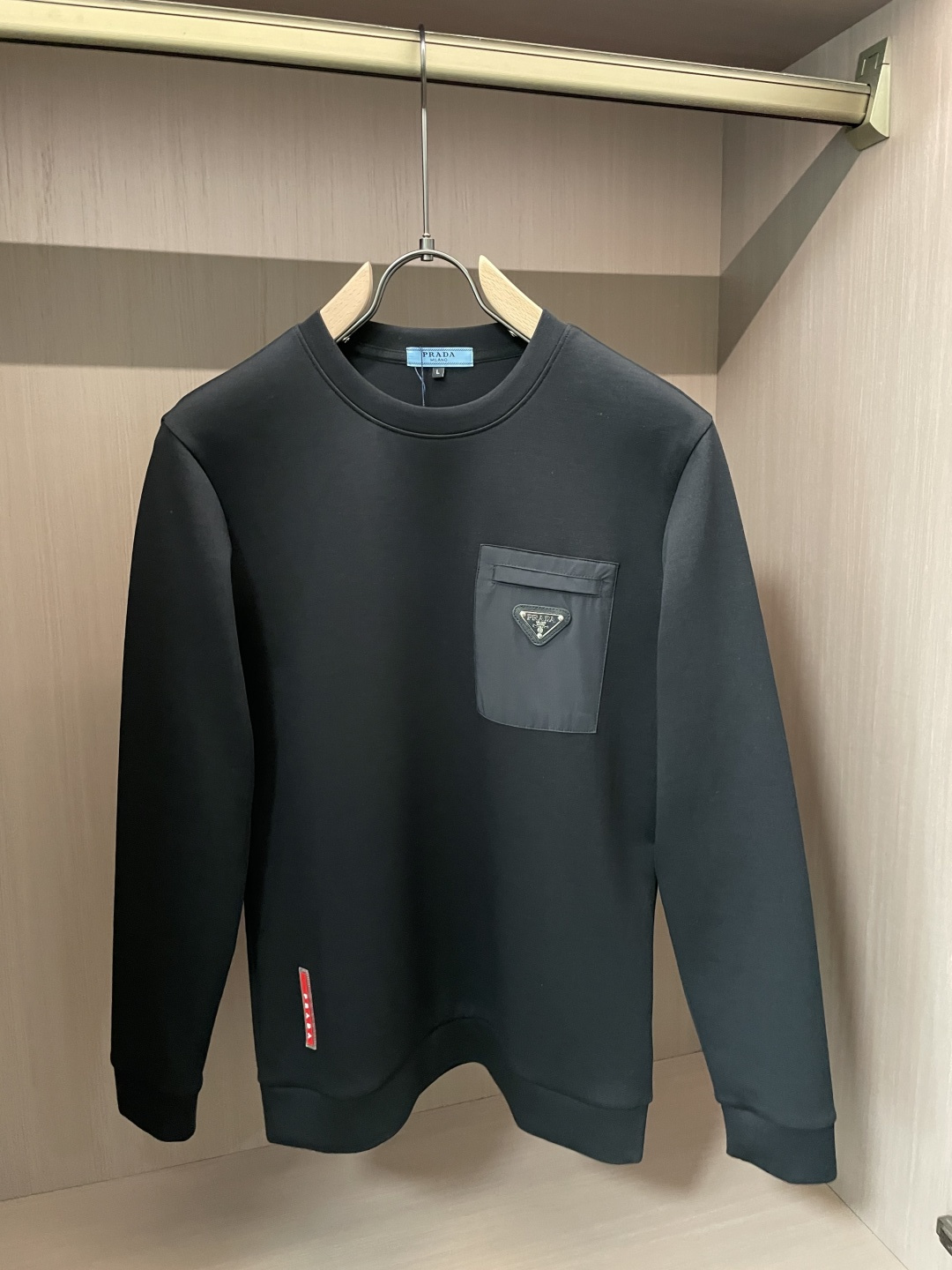 Prad 圆领套头卫衣；经典套头男女同款，简约大气系列单品，低调奢华大气百搭款！卫衣选用客供100%高克