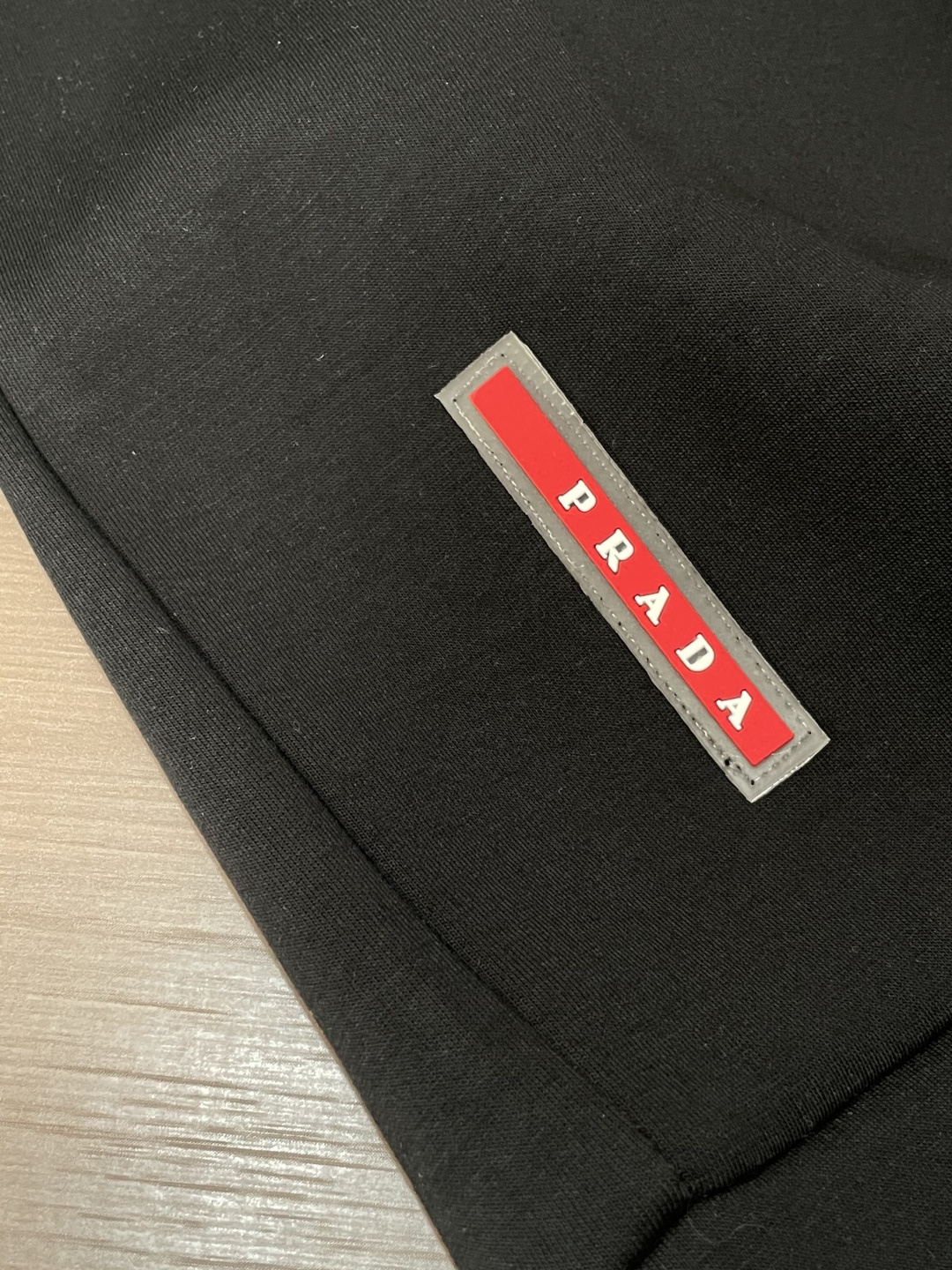 Prad 圆领套头卫衣；经典套头男女同款，简约大气系列单品，低调奢华大气百搭款！卫衣选用客供100%高克