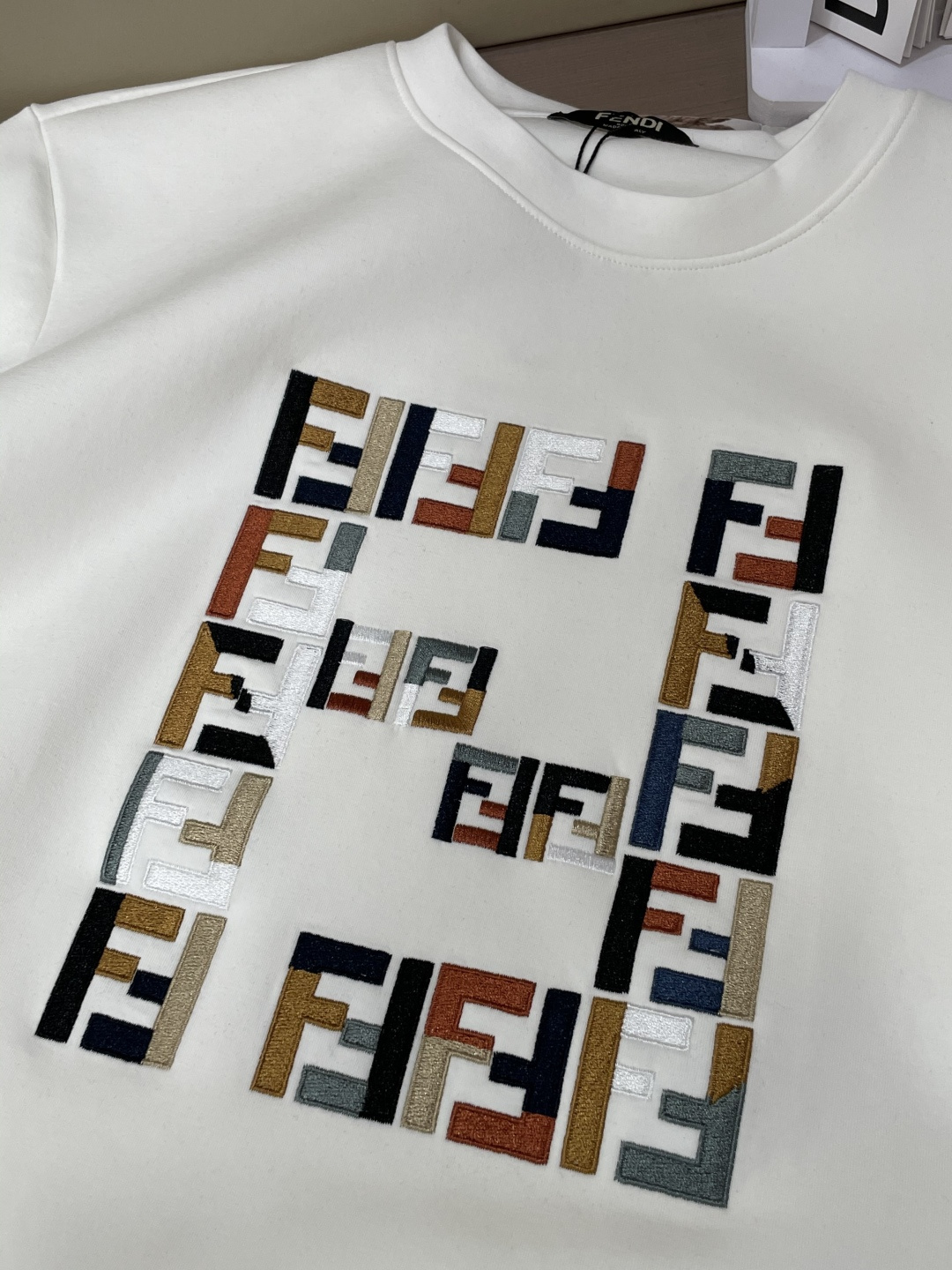 FD 圆领套头卫衣；经典套头男女同款，简约大气系列单品，低调奢华大气百搭款！卫衣选用客供100%高克重棉