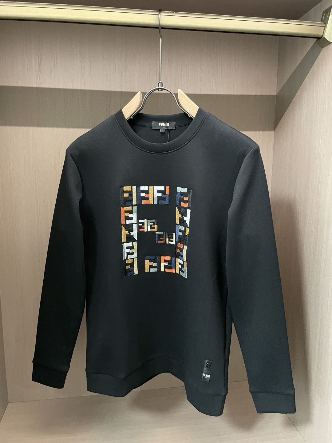 FD 圆领套头卫衣；经典套头男女同款，简约大气系列单品，低调奢华大气百搭款！卫衣选用客供100%高克重棉