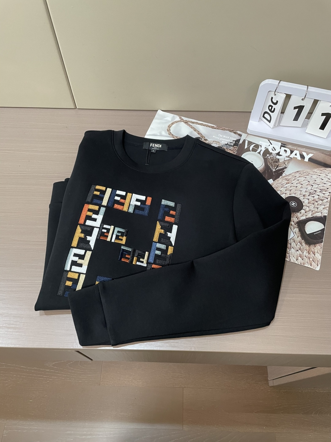 FD 圆领套头卫衣；经典套头男女同款，简约大气系列单品，低调奢华大气百搭款！卫衣选用客供100%高克重棉