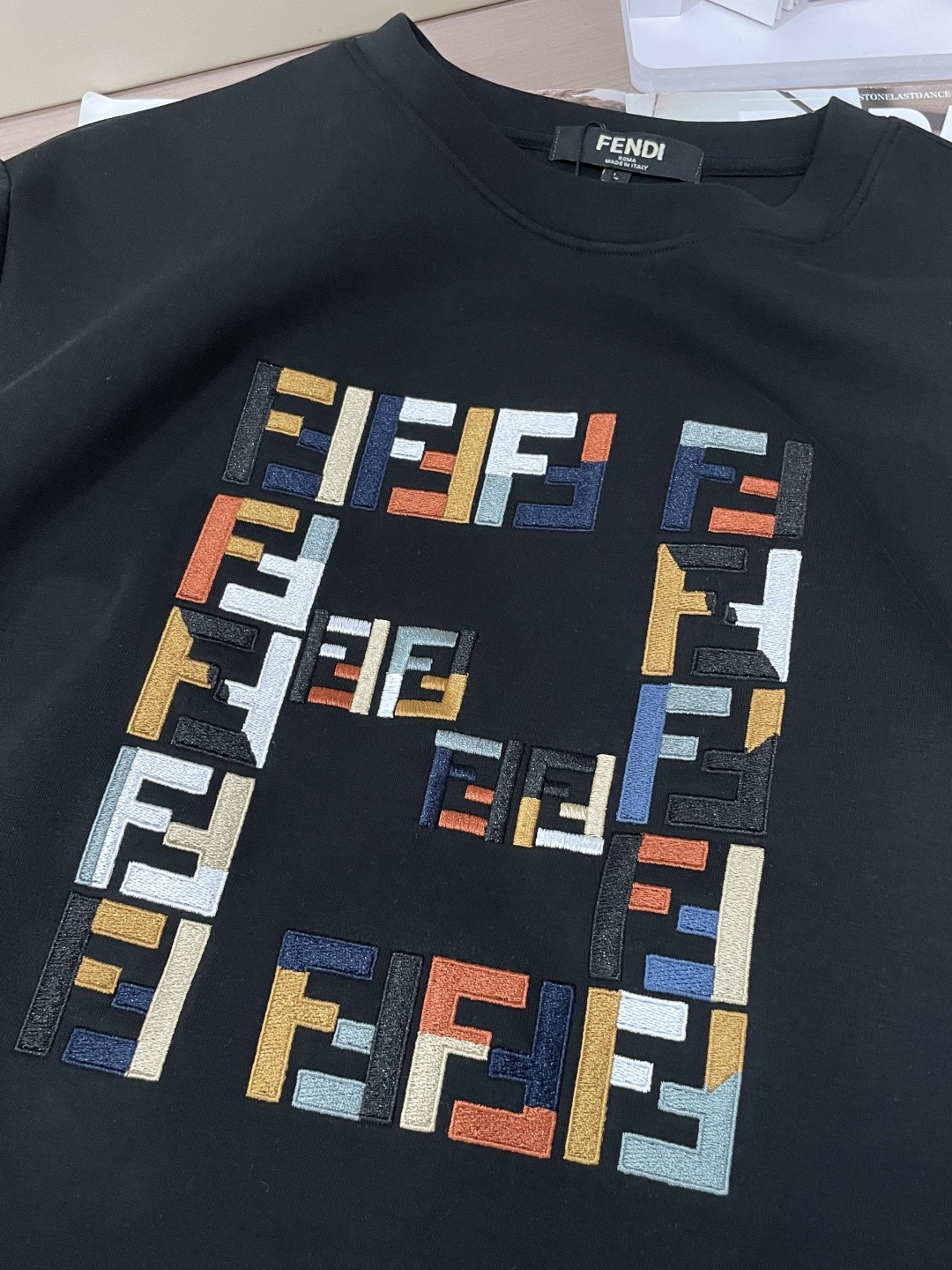 FD 圆领套头卫衣；经典套头男女同款，简约大气系列单品，低调奢华大气百搭款！卫衣选用客供100%高克重棉