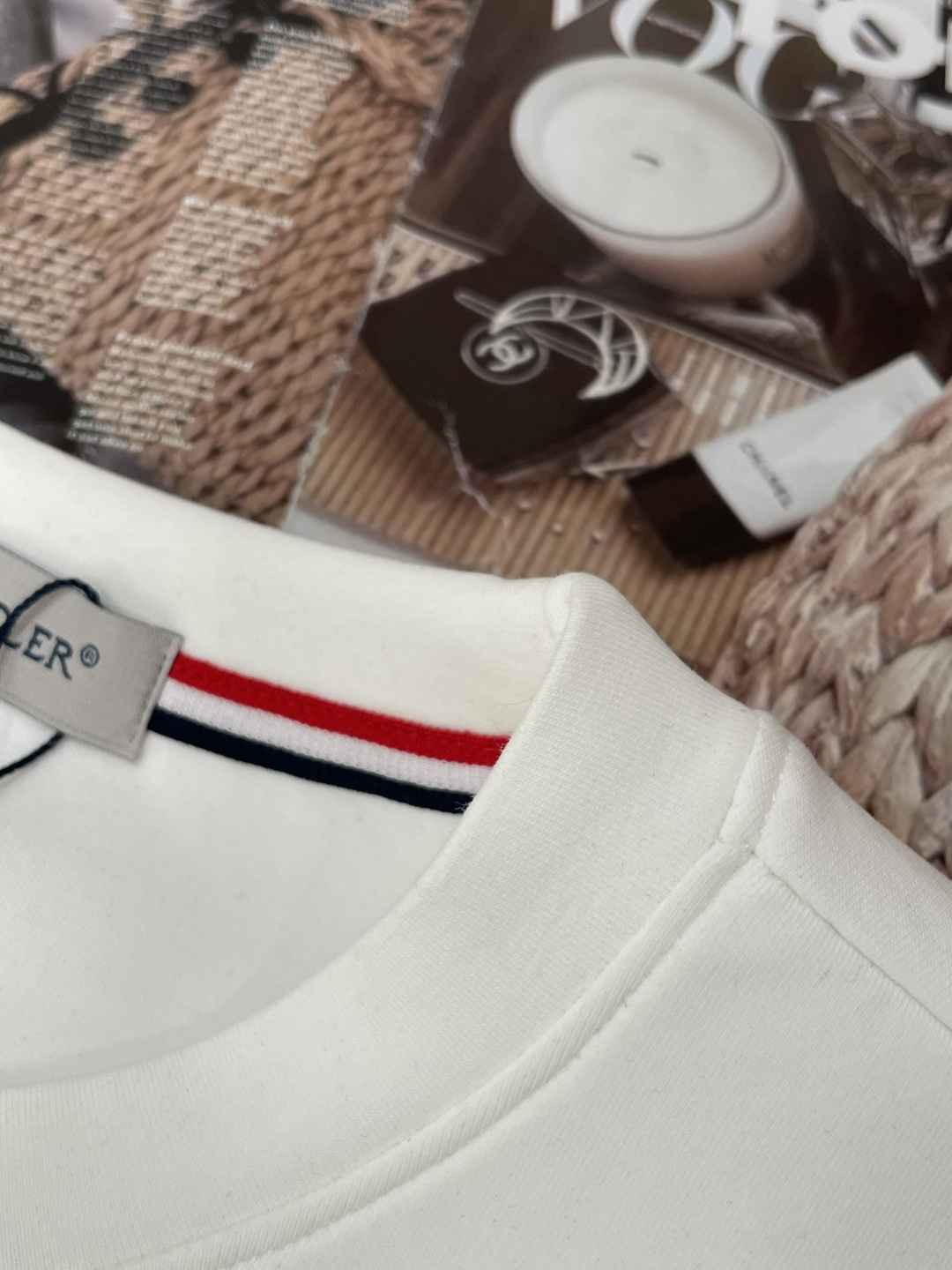 蒙口 圆领套头卫衣；经典套头男女同款，简约大气系列单品，低调奢华大气百搭款！卫衣选用客供100%高克重棉