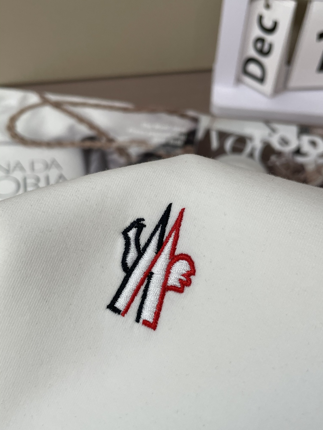 蒙口 圆领套头卫衣；经典套头男女同款，简约大气系列单品，低调奢华大气百搭款！卫衣选用客供100%高克重棉