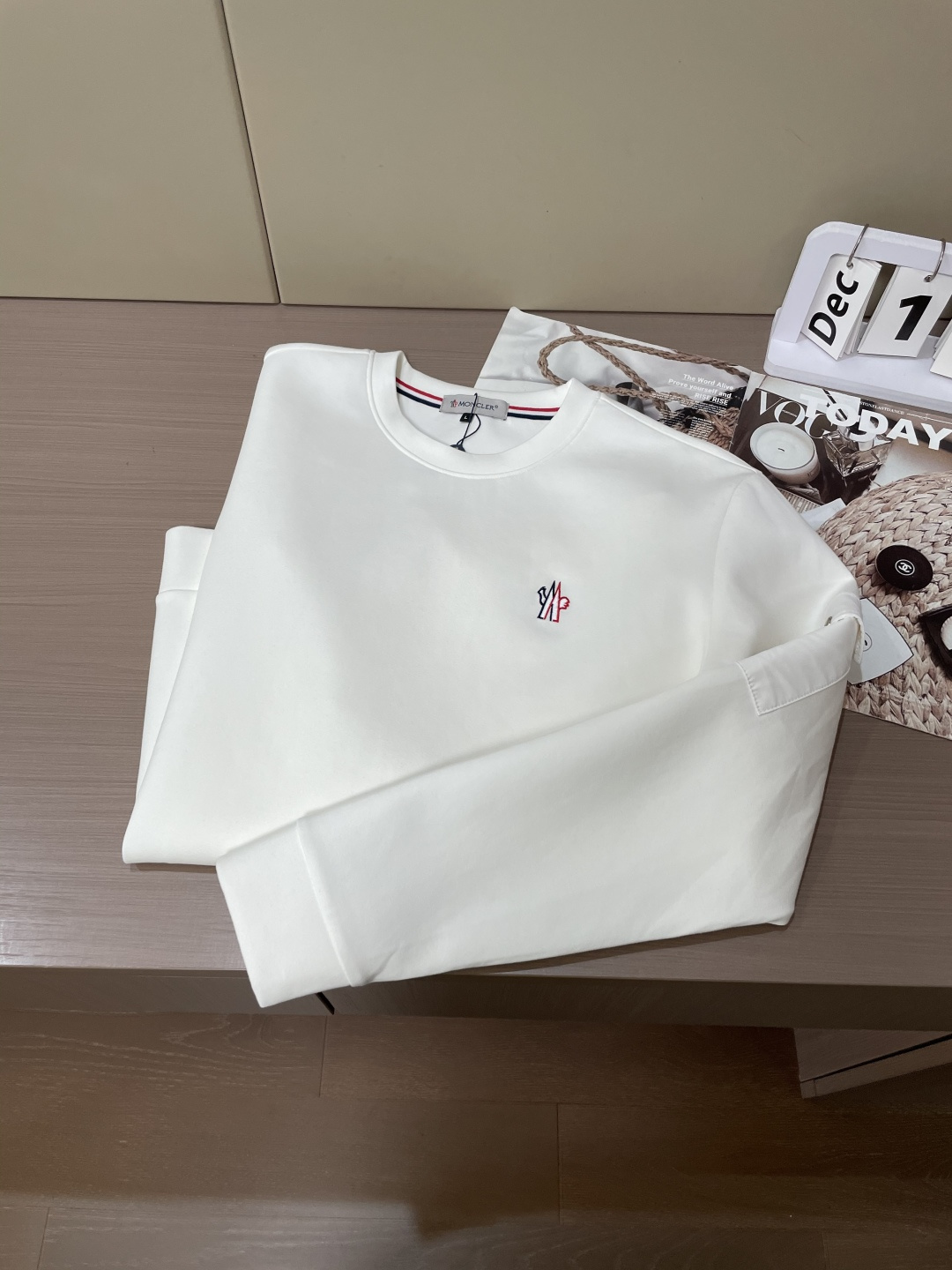 蒙口 圆领套头卫衣；经典套头男女同款，简约大气系列单品，低调奢华大气百搭款！卫衣选用客供100%高克重棉