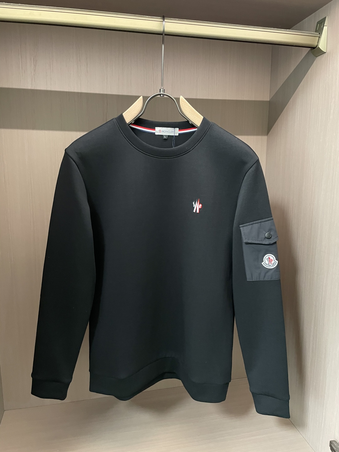 蒙口 圆领套头卫衣；经典套头男女同款，简约大气系列单品，低调奢华大气百搭款！卫衣选用客供100%高克重棉