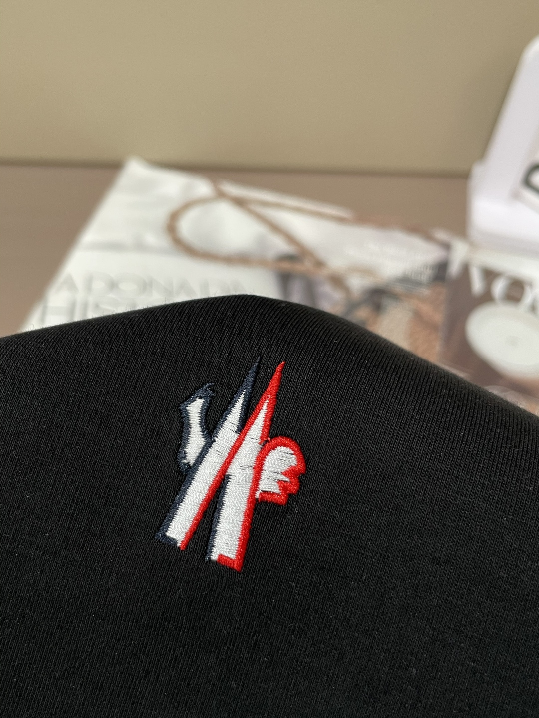 蒙口 圆领套头卫衣；经典套头男女同款，简约大气系列单品，低调奢华大气百搭款！卫衣选用客供100%高克重棉