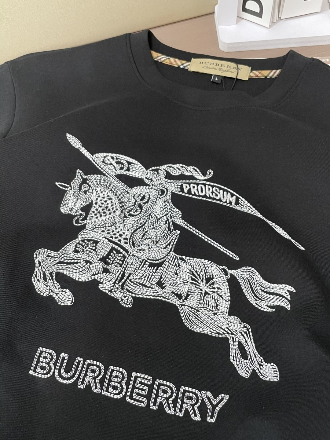 Bur 圆领套头卫衣；经典套头男女同款，简约大气系列单品，低调奢华大气百搭款！卫衣选用客供100%高克重