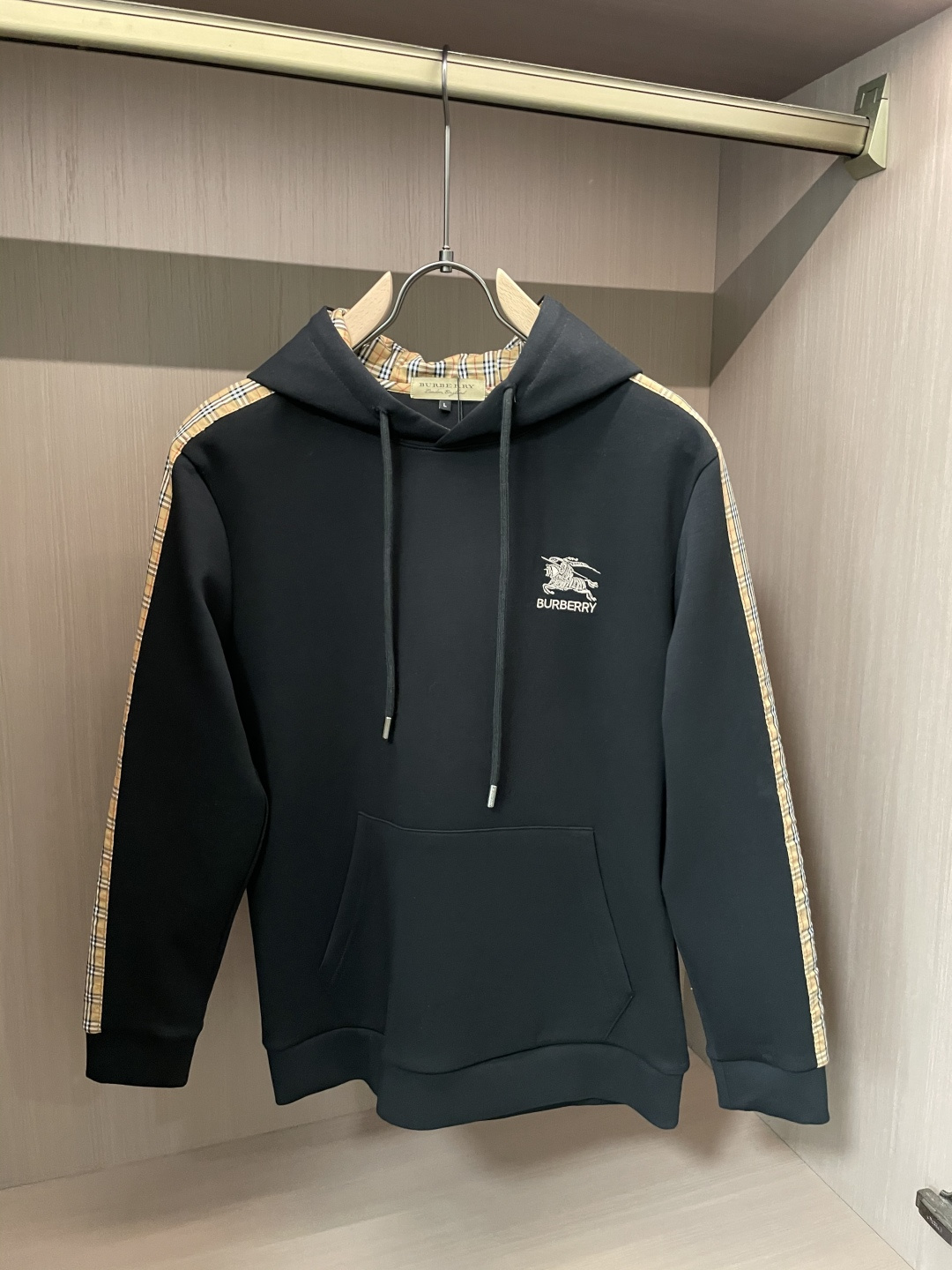 BUR 连帽套头卫衣；经典套头男女同款，简约大气系列单品，低调奢华大气百搭款！卫衣选用客供100%高克重