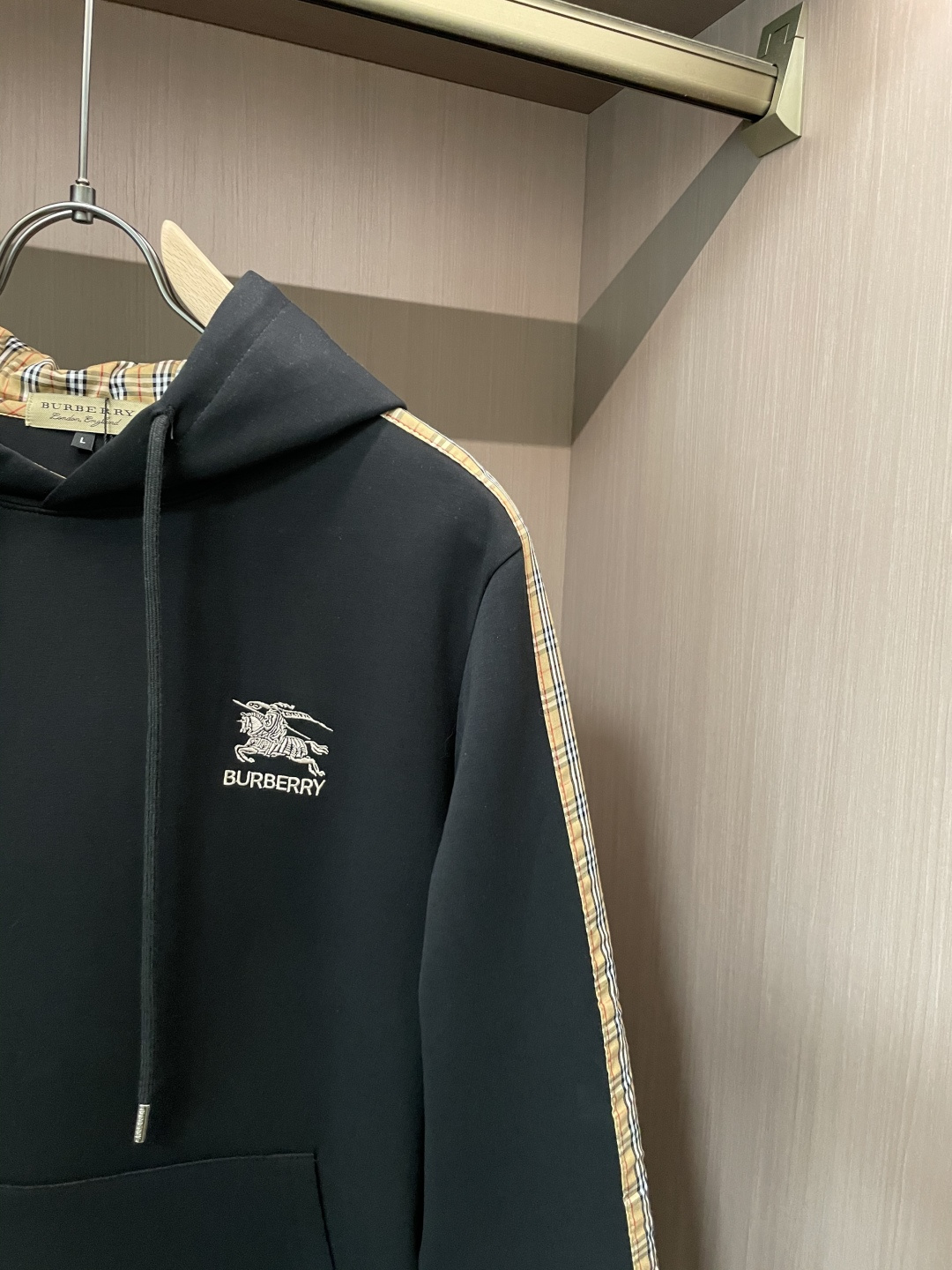 BUR 连帽套头卫衣；经典套头男女同款，简约大气系列单品，低调奢华大气百搭款！卫衣选用客供100%高克重