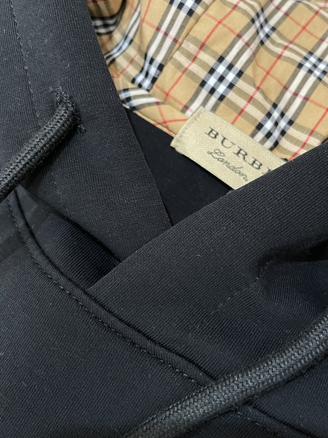 BUR 连帽套头卫衣；经典套头男女同款，简约大气系列单品，低调奢华大气百搭款！卫衣选用客供100%高克重