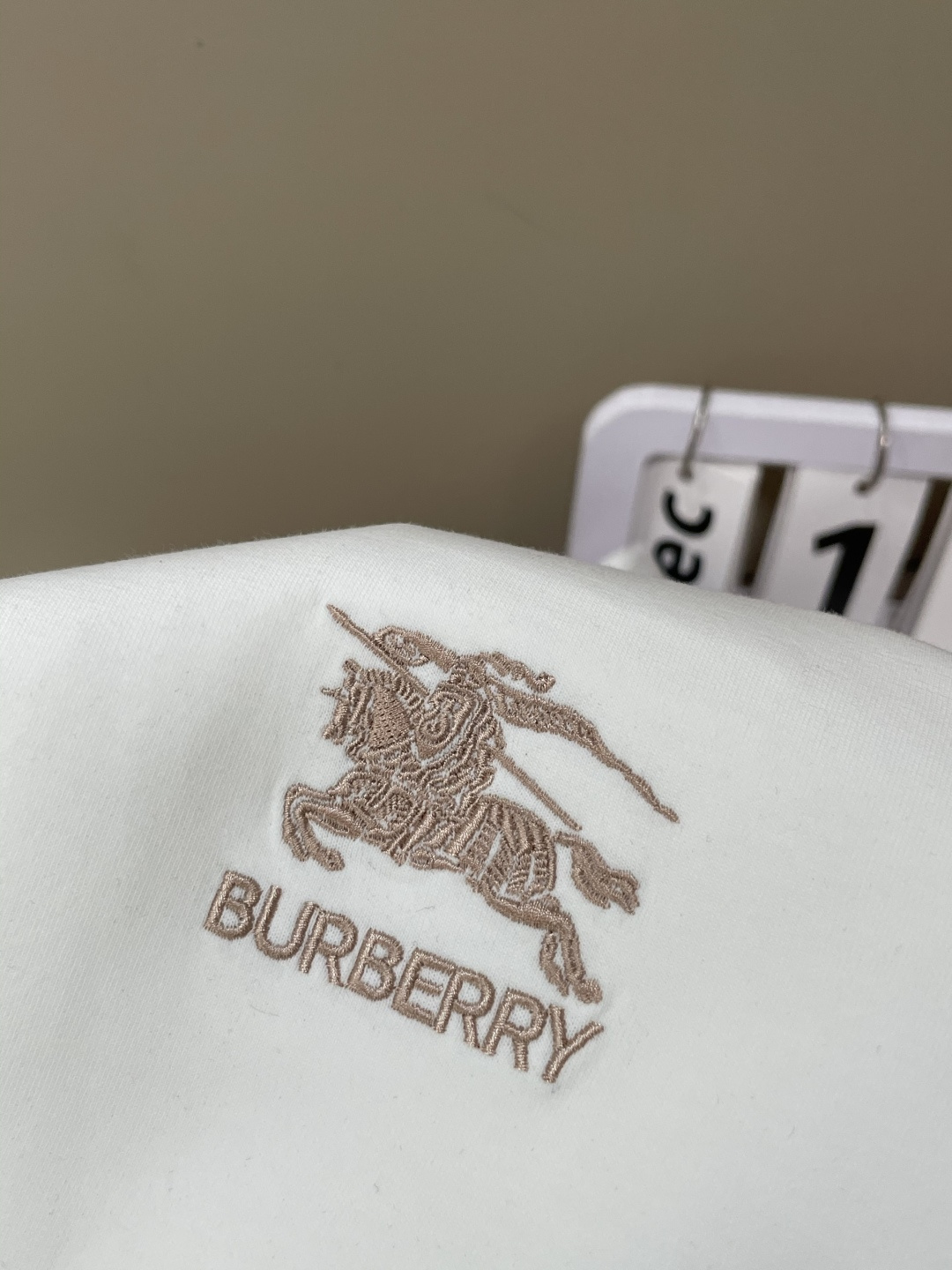 BUR 连帽套头卫衣；经典套头男女同款，简约大气系列单品，低调奢华大气百搭款！卫衣选用客供100%高克重