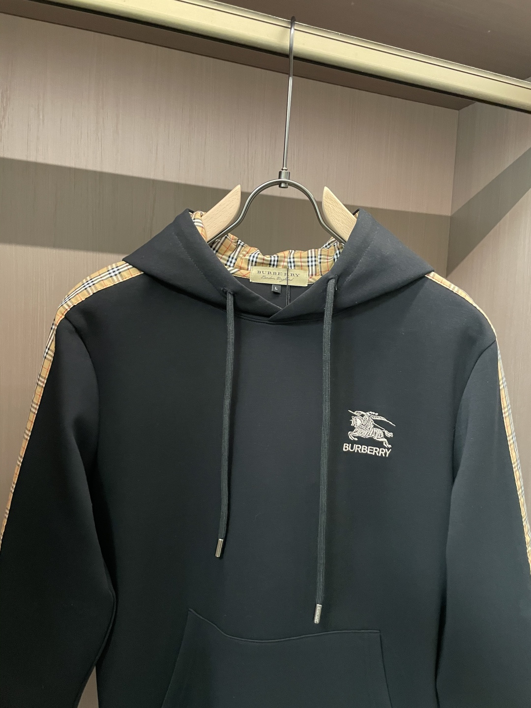 BUR 连帽套头卫衣；经典套头男女同款，简约大气系列单品，低调奢华大气百搭款！卫衣选用客供100%高克重