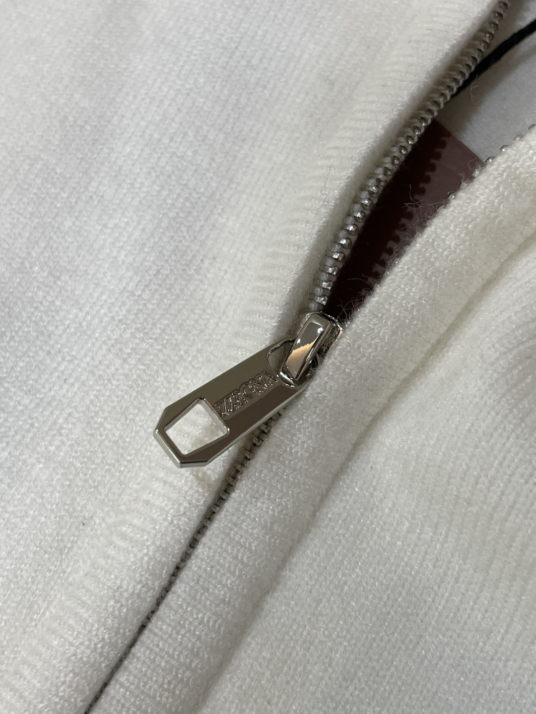 杰尼亚 新款开衫针织毛衣！经典永不过时！外观简洁干净，秋日可以单穿，深冬最为内搭！定制进口高支数羊毛混纺