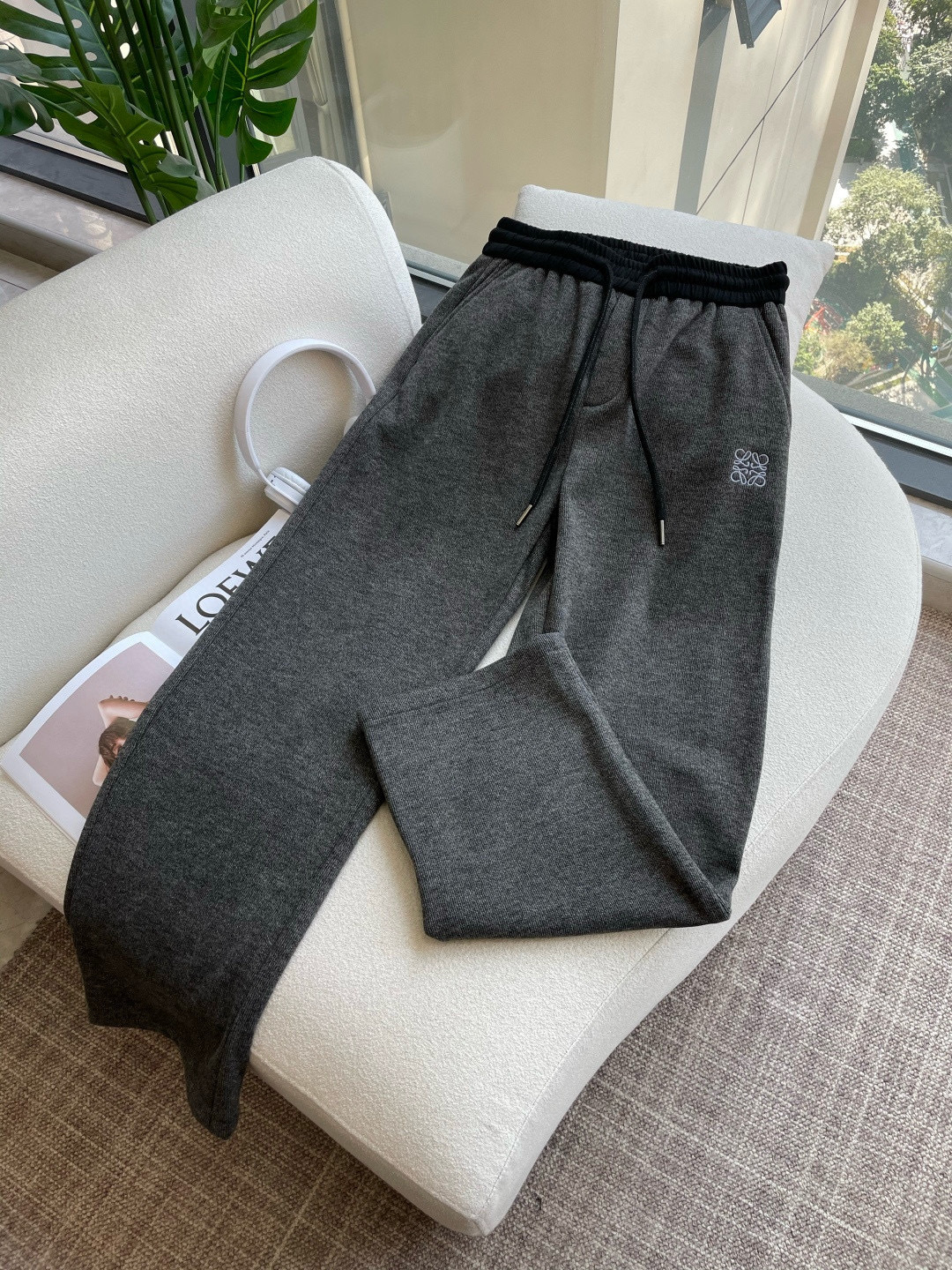 Loewe 2025秋冬最新系列男士加厚休闲裤！内里加绒，非常保暖，北方的宝子们赶紧备上！采用客供弹力柔