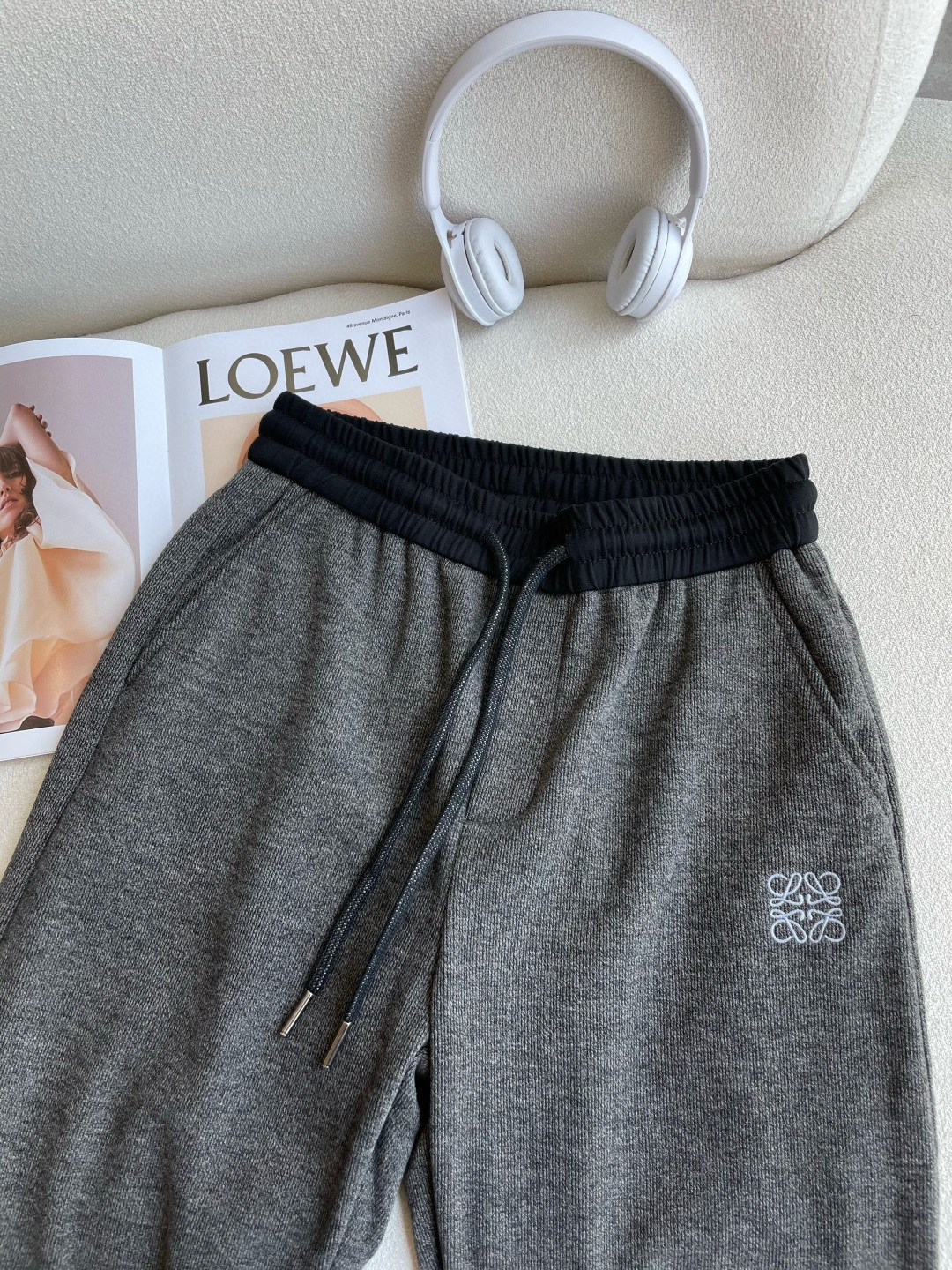 Loewe 2025秋冬最新系列男士加厚休闲裤！内里加绒，非常保暖，北方的宝子们赶紧备上！采用客供弹力柔