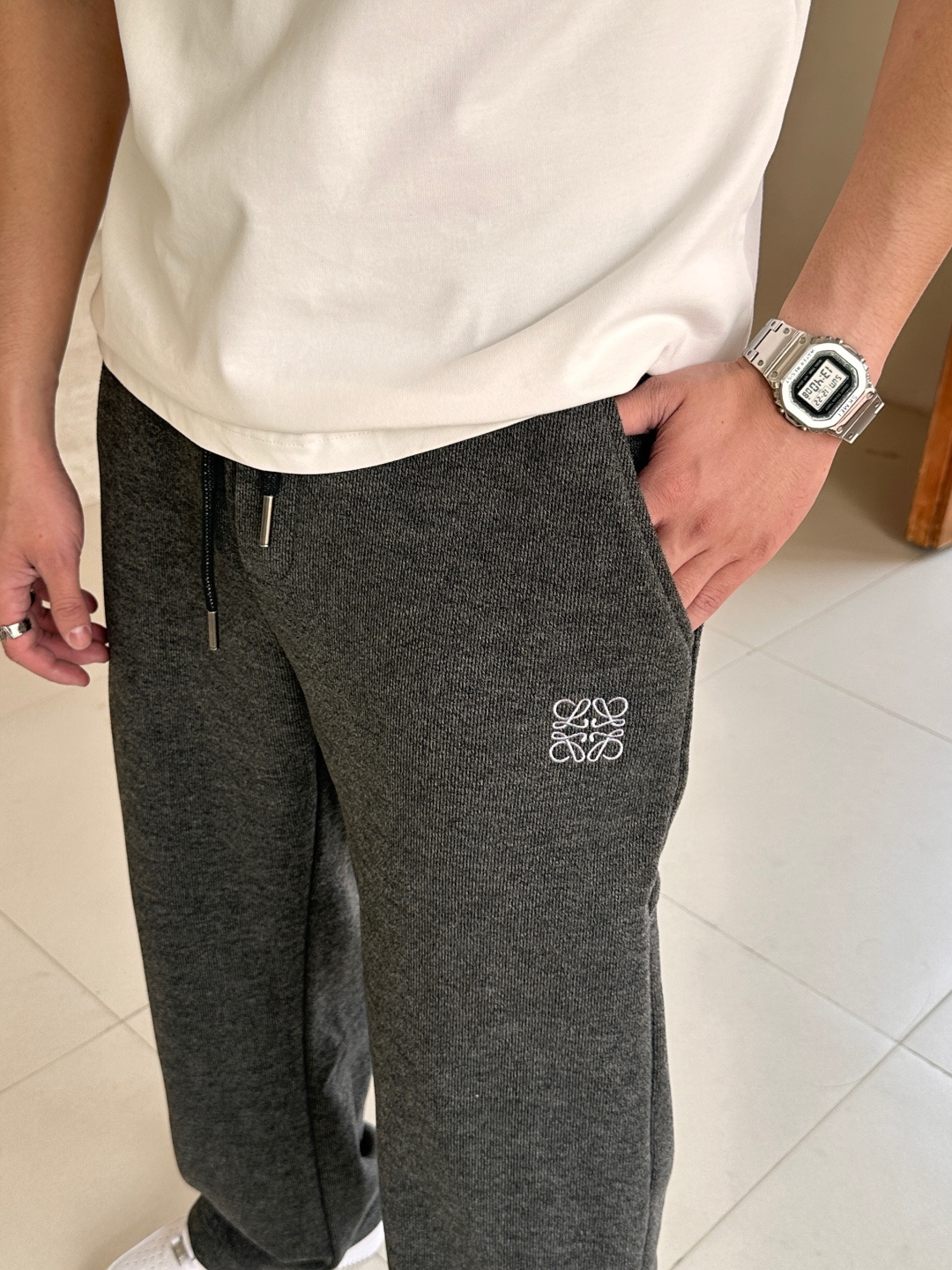Loewe 2025秋冬最新系列男士加厚休闲裤！内里加绒，非常保暖，北方的宝子们赶紧备上！采用客供弹力柔