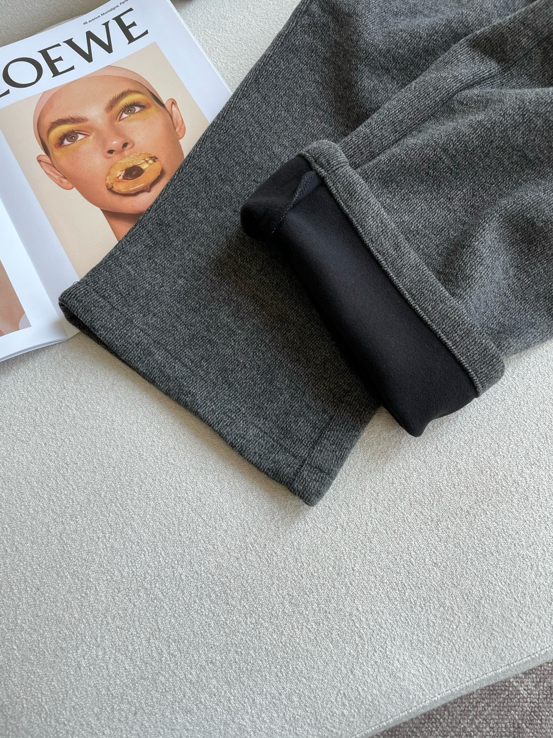 Loewe 2025秋冬最新系列男士加厚休闲裤！内里加绒，非常保暖，北方的宝子们赶紧备上！采用客供弹力柔