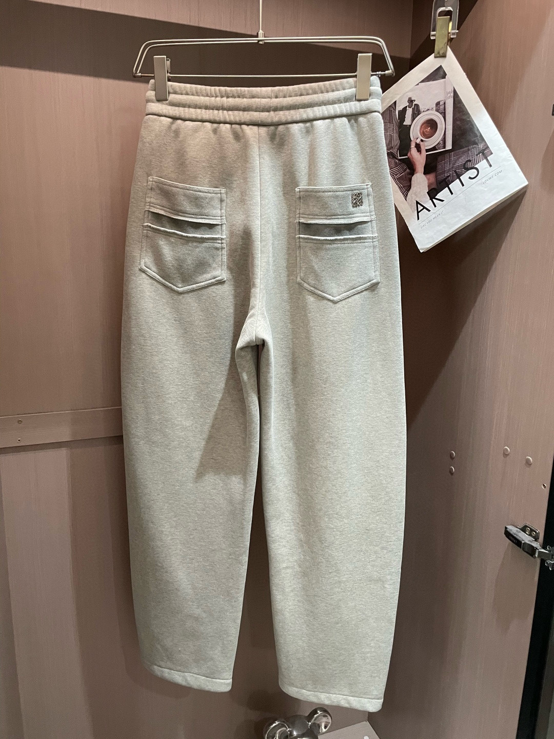 Loewe 2025秋冬最新系列男士加厚休闲裤！内里加绒，非常保暖，北方的宝子们赶紧备上！采用客供弹力柔