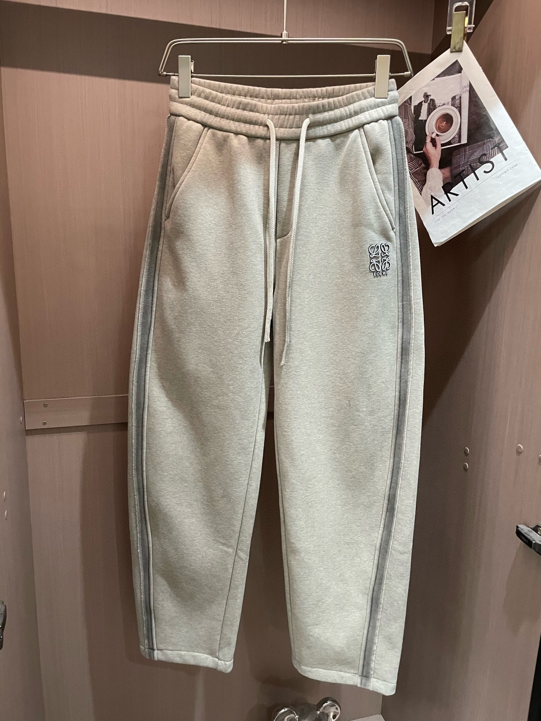 Loewe 2025秋冬最新系列男士加厚休闲裤！内里加绒，非常保暖，北方的宝子们赶紧备上！采用客供弹力柔