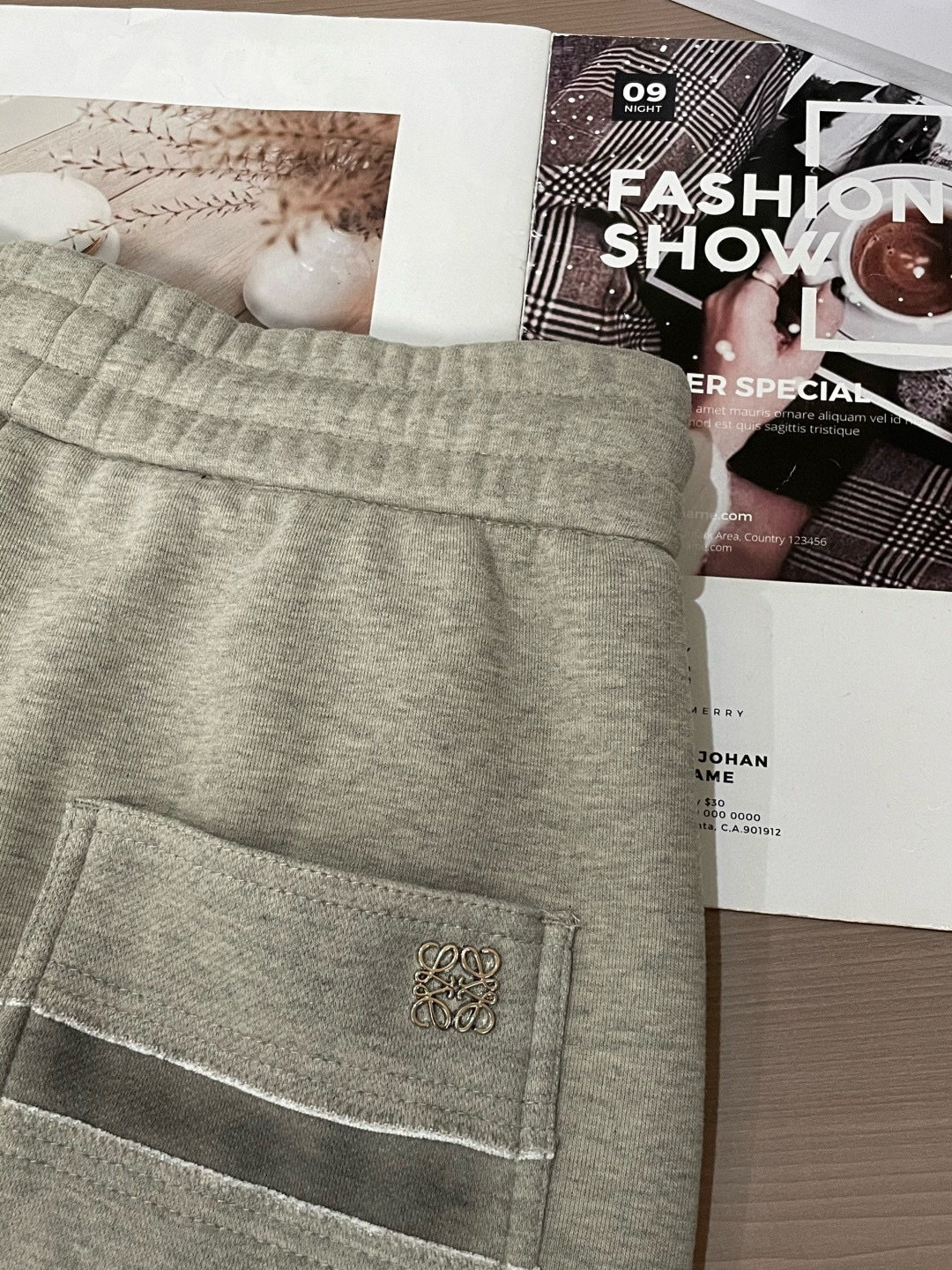 Loewe 2025秋冬最新系列男士加厚休闲裤！内里加绒，非常保暖，北方的宝子们赶紧备上！采用客供弹力柔