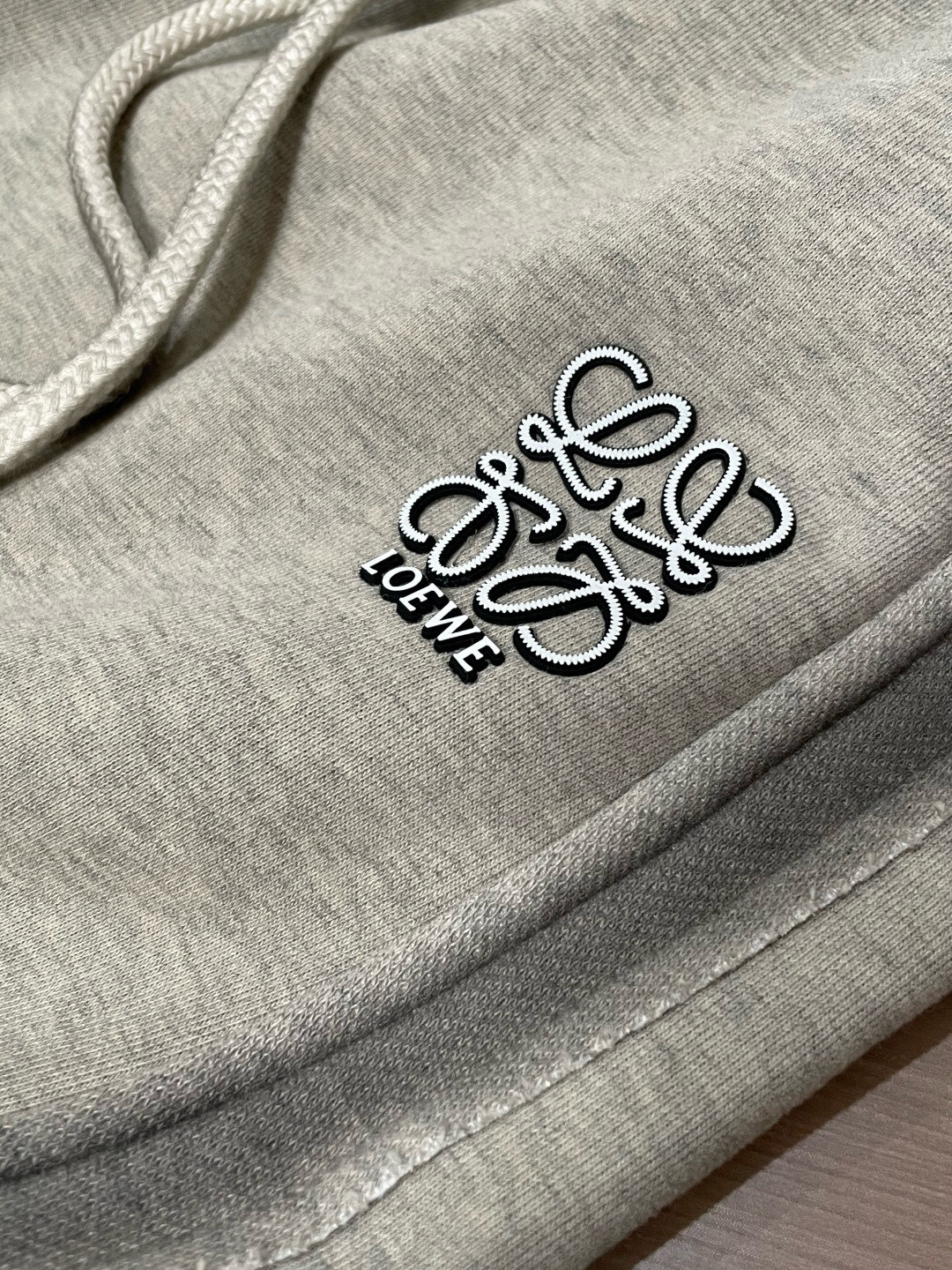 Loewe 2025秋冬最新系列男士加厚休闲裤！内里加绒，非常保暖，北方的宝子们赶紧备上！采用客供弹力柔