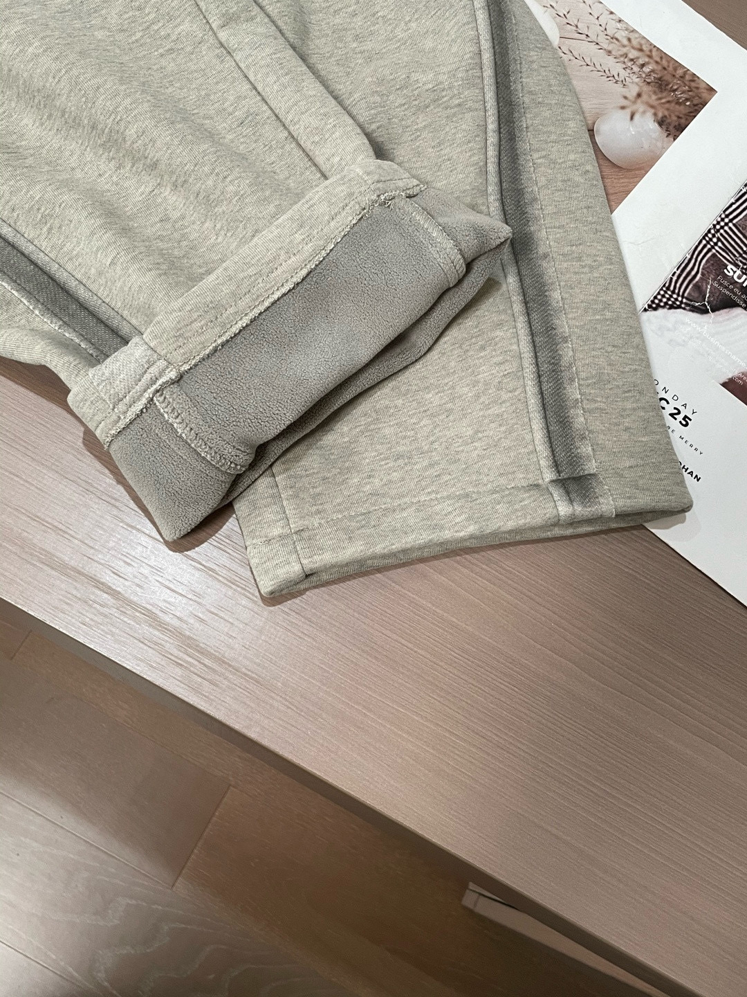 Loewe 2025秋冬最新系列男士加厚休闲裤！内里加绒，非常保暖，北方的宝子们赶紧备上！采用客供弹力柔