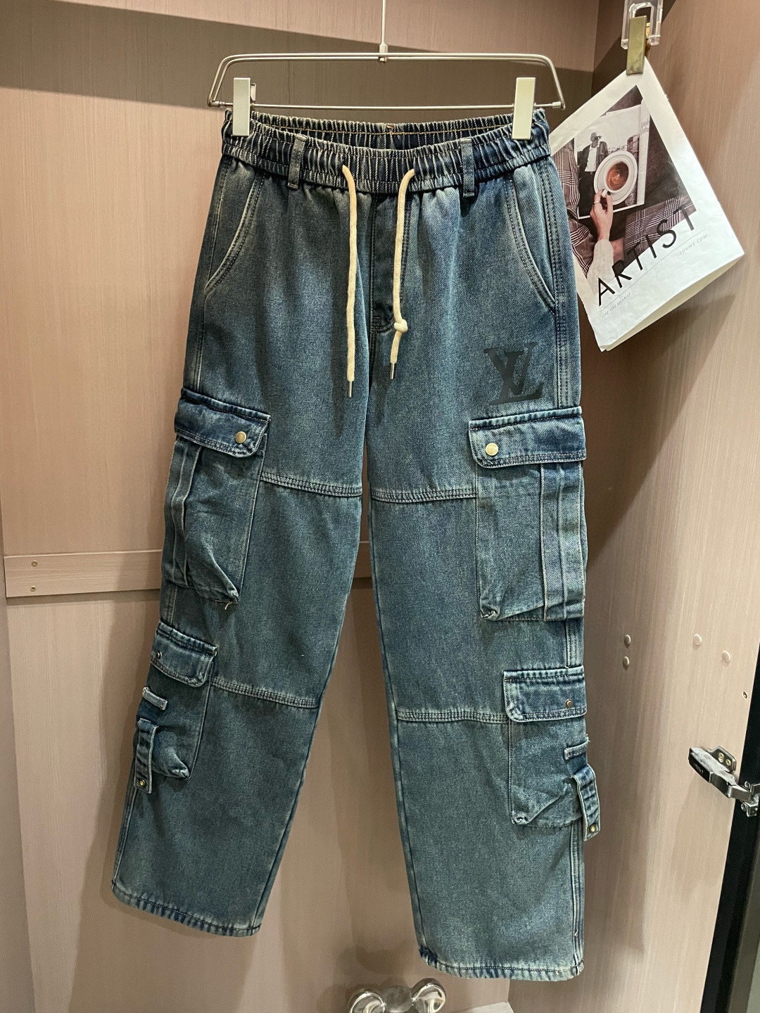 Lv 秋冬最新休闲工装牛仔裤 加厚款！潮人必备 非常个性！内里加绒，非常保暖！舒适度极高。腰部订制松紧橡