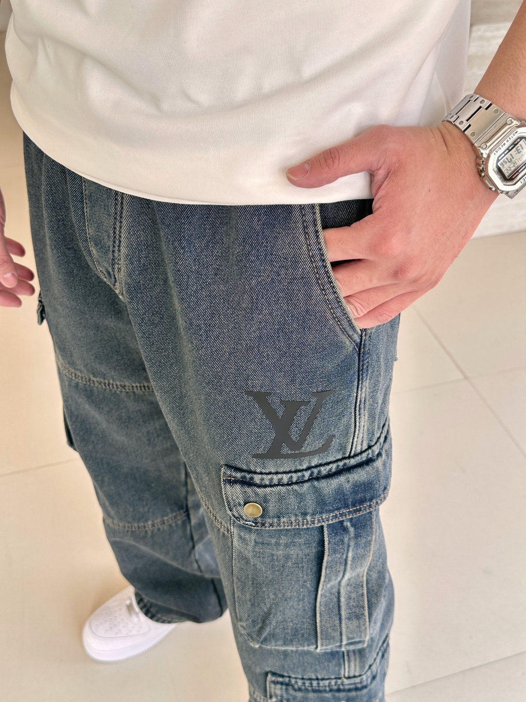 Lv 秋冬最新休闲工装牛仔裤 加厚款！潮人必备 非常个性！内里加绒，非常保暖！舒适度极高。腰部订制松紧橡