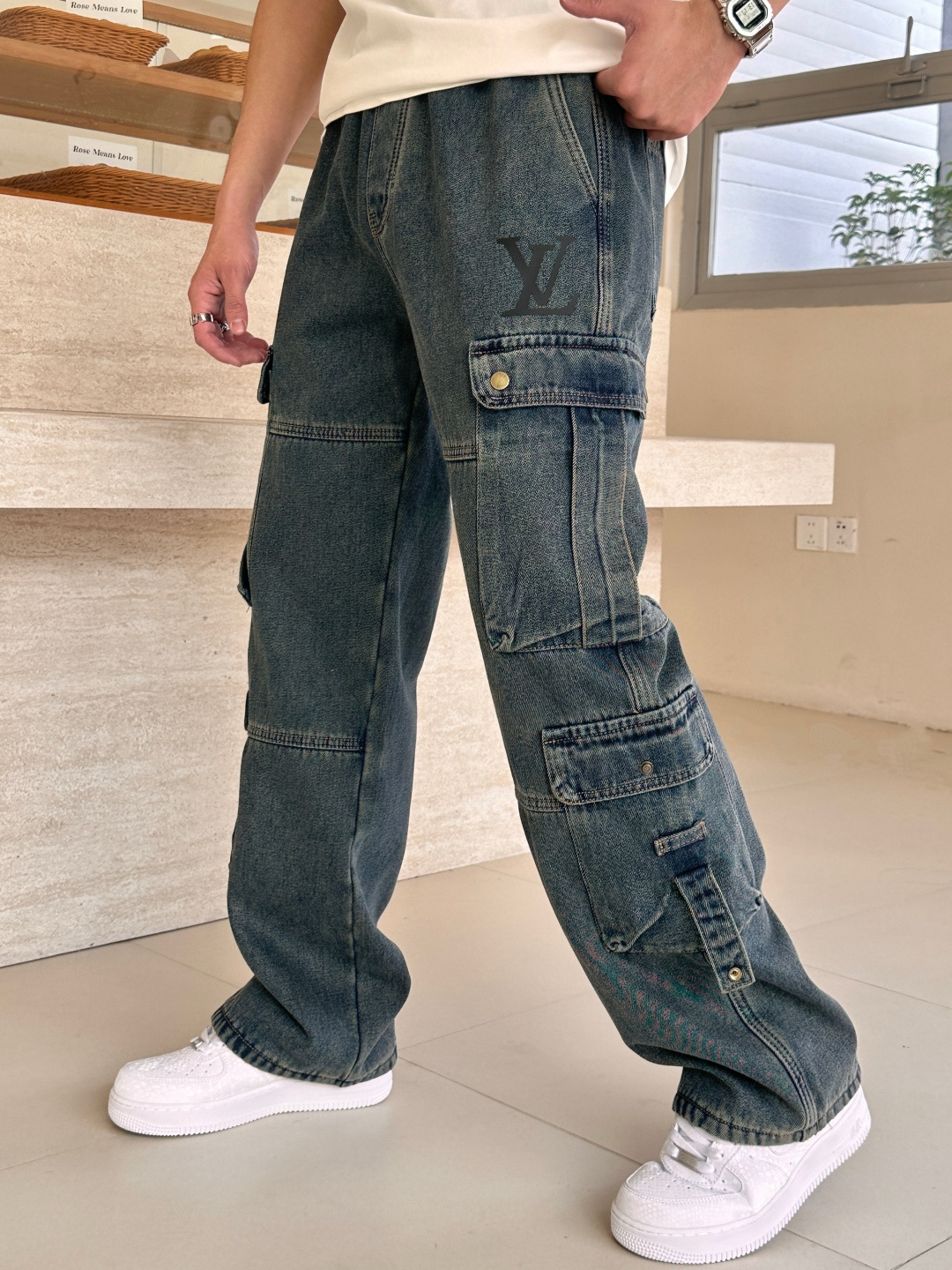 Lv 秋冬最新休闲工装牛仔裤 加厚款！潮人必备 非常个性！内里加绒，非常保暖！舒适度极高。腰部订制松紧橡