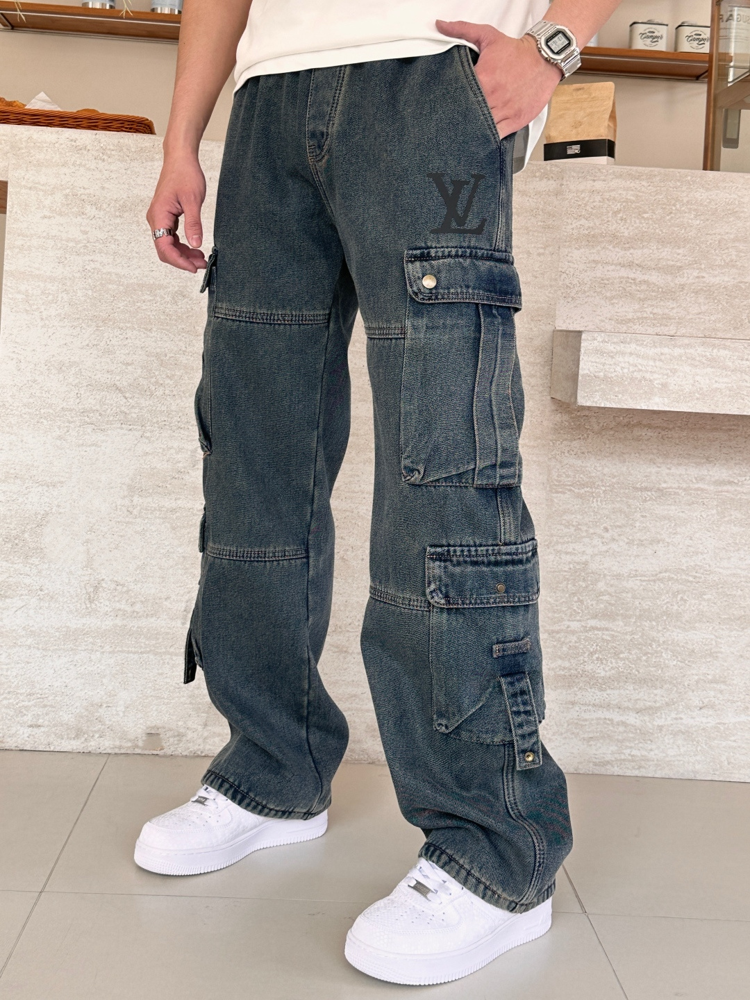 Lv 秋冬最新休闲工装牛仔裤 加厚款！潮人必备 非常个性！内里加绒，非常保暖！舒适度极高。腰部订制松紧橡