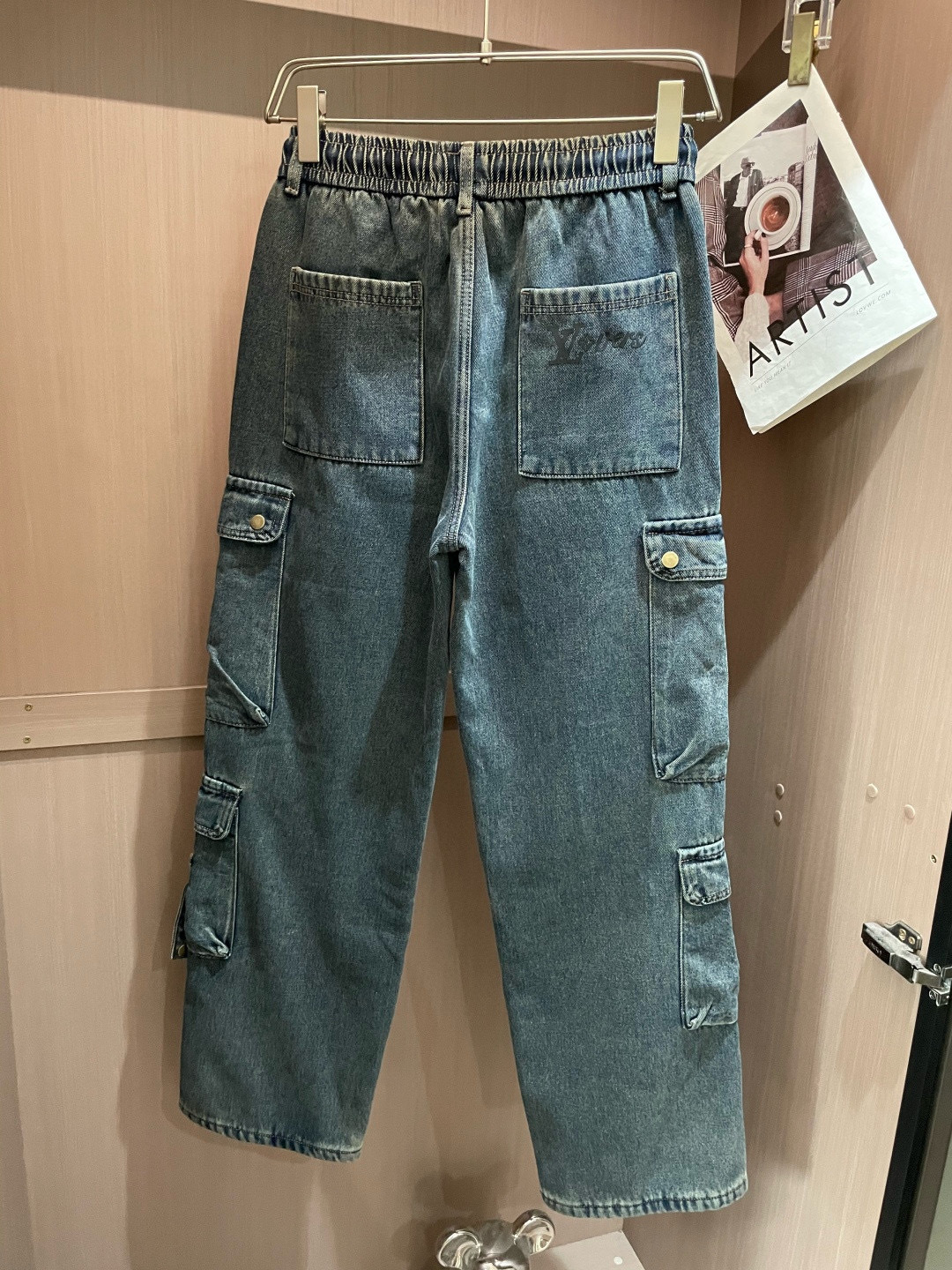 Lv 秋冬最新休闲工装牛仔裤 加厚款！潮人必备 非常个性！内里加绒，非常保暖！舒适度极高。腰部订制松紧橡