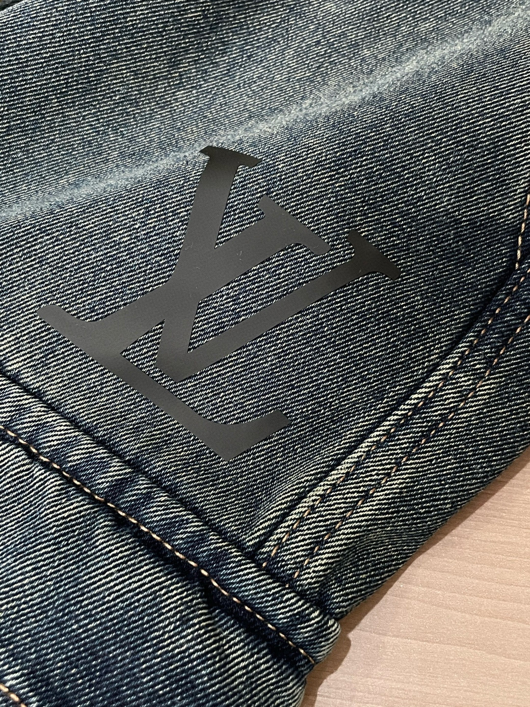 Lv 秋冬最新休闲工装牛仔裤 加厚款！潮人必备 非常个性！内里加绒，非常保暖！舒适度极高。腰部订制松紧橡